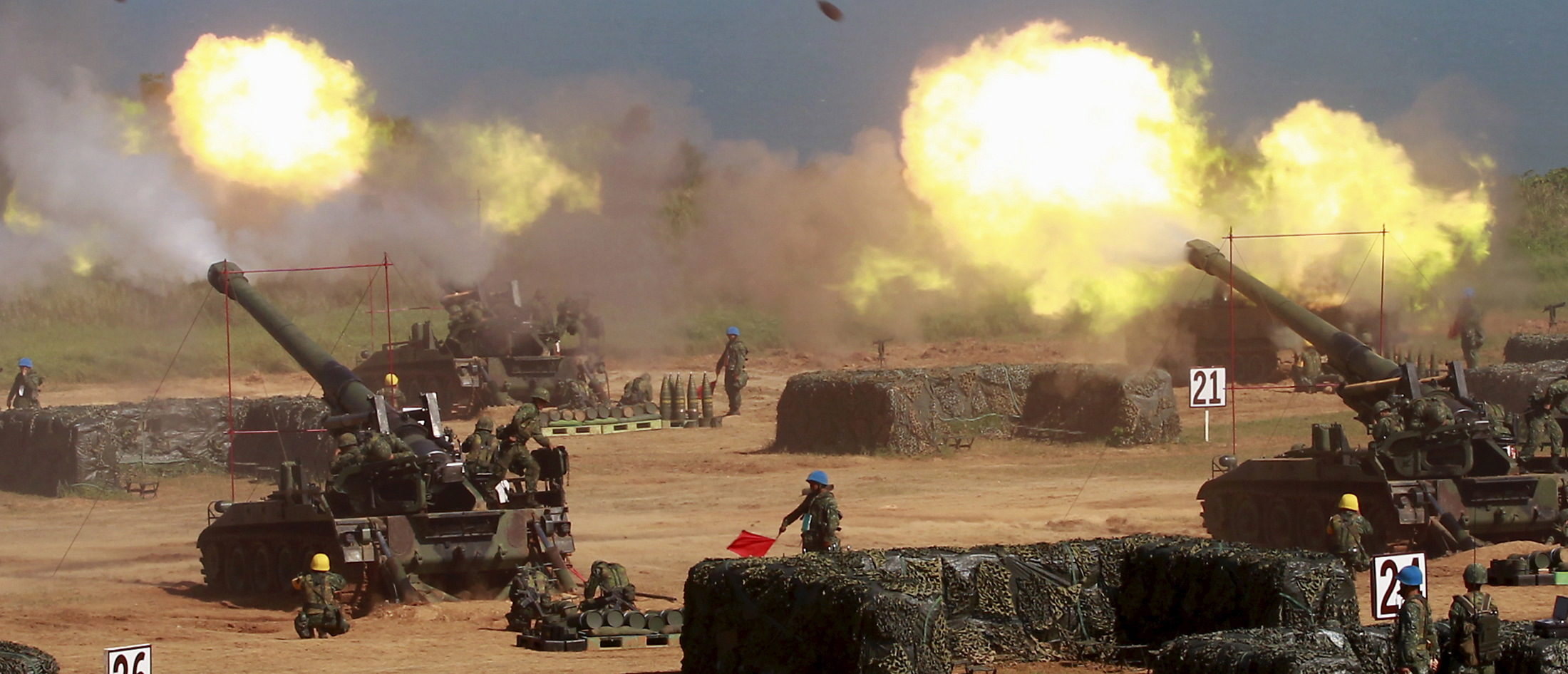 Soldiers fire M110 203mm howitzers during the annual Han Kuang military exercise in Hsinchu county, northern Taiwan, September 10, 2015. (REUTERS/Pichi Chuang)