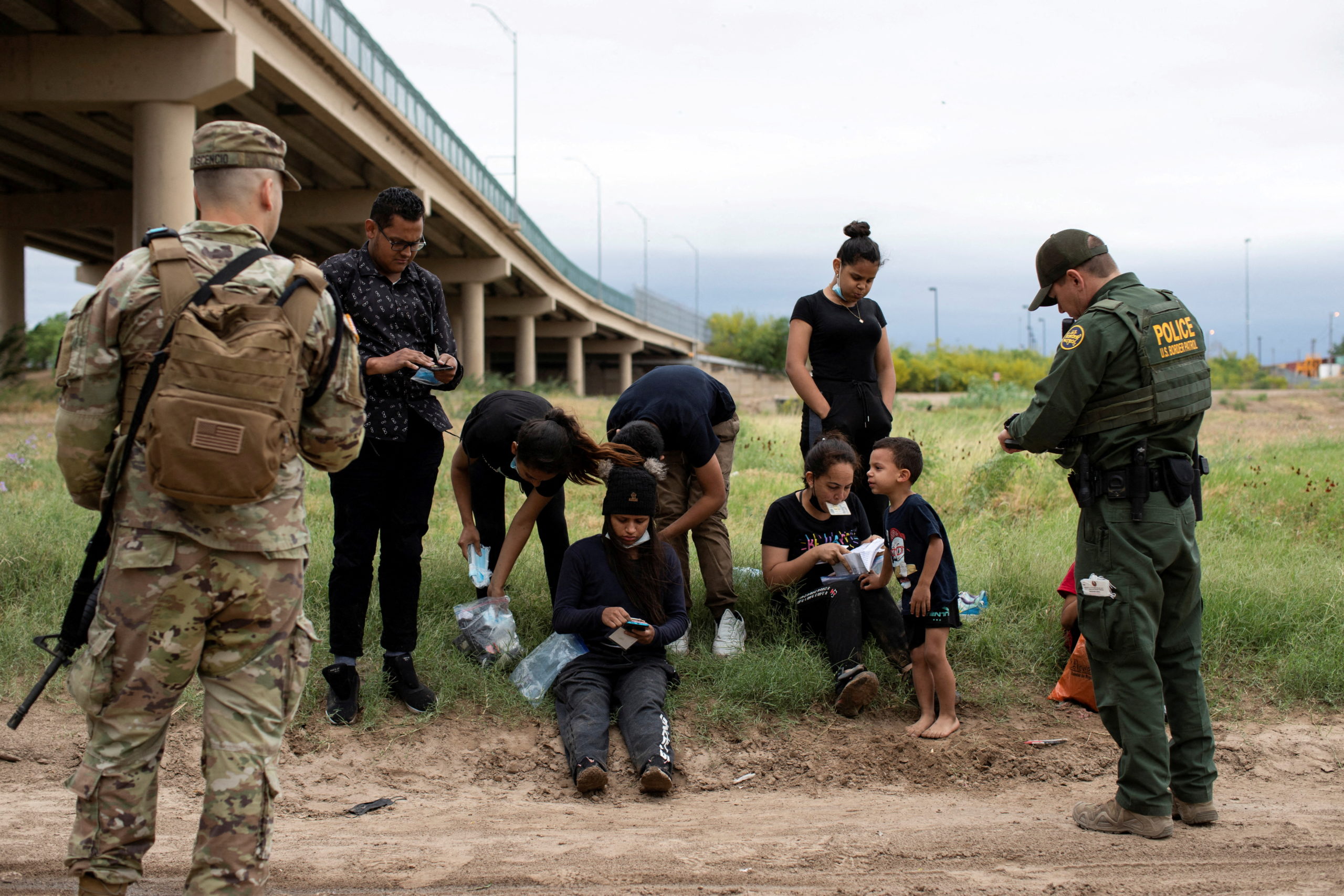 A Customs and Border Protection agent collects biographical information from a group of Venezuelan migrants before taking them into custody near the southern border town of Eagle Pass, Texas, U.S. April 25, 2022. Picture taken April 25, 2022. REUTERS/Kaylee Greenlee Beal TPX IMAGES OF THE DAY