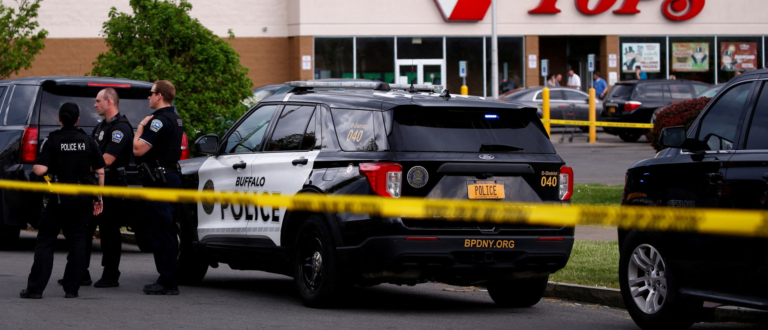 Police officers secure the scene after a shooting at TOPS supermarket in Buffalo, New York, U.S. May 14, 2022. (REUTERS/Jeffrey T. Barnes)