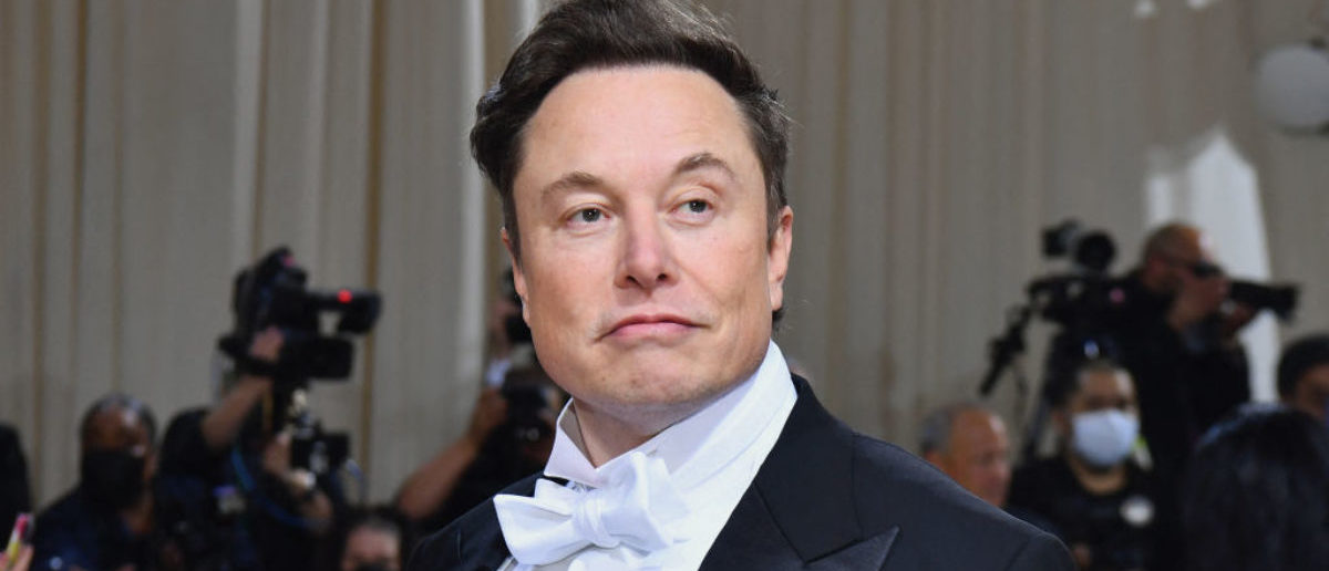 Elon Musk vende miles de millones en acciones de Tesla para subsidiar una posible compra en Twitter