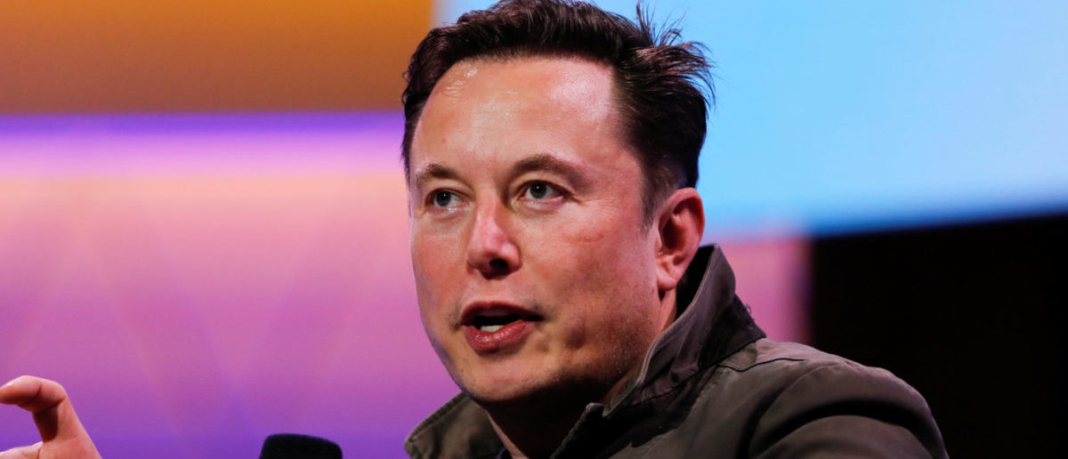 Elon Musk dice que su acuerdo para comprar Twitter está ‘temporalmente en espera’