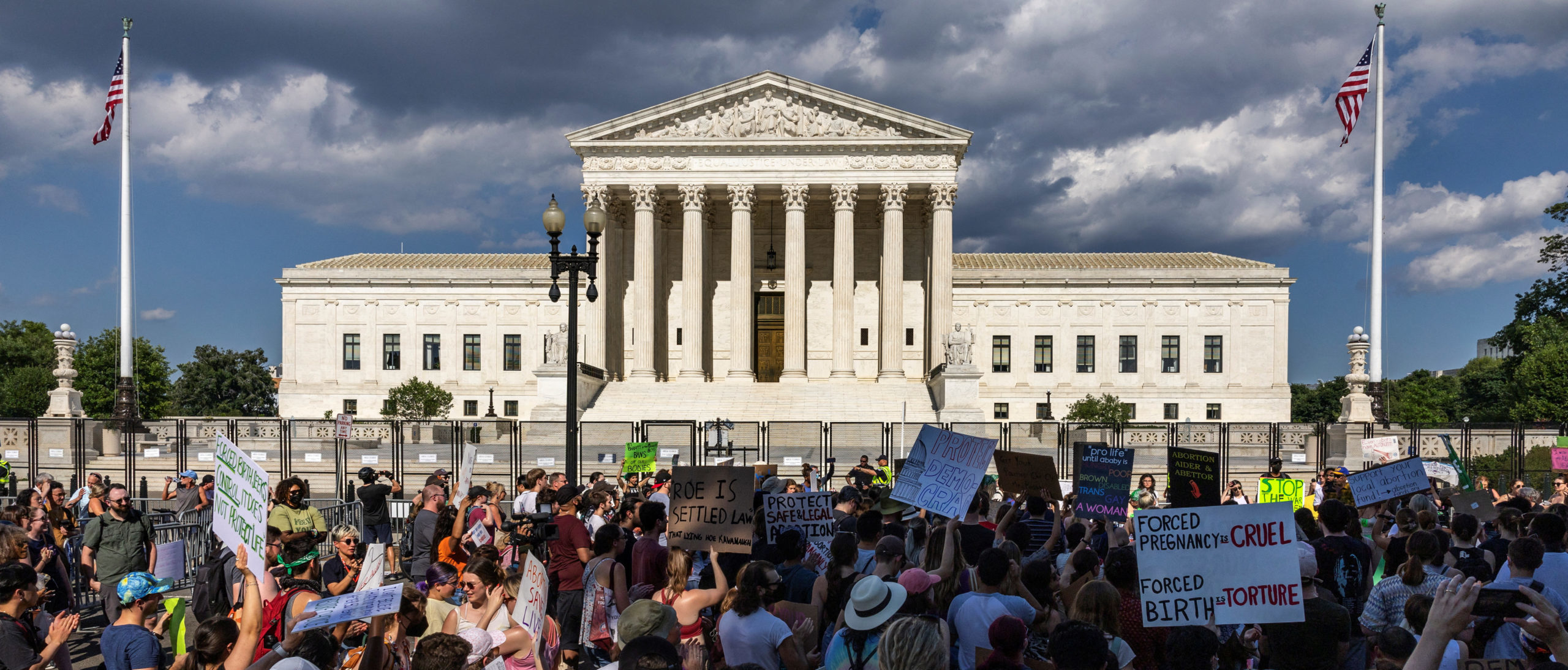 Abortion rights activists demonstrate outside the United States Supreme Court in Washington, U.S., June 25, 2022. (REUTERS/Evelyn Hockstein)
