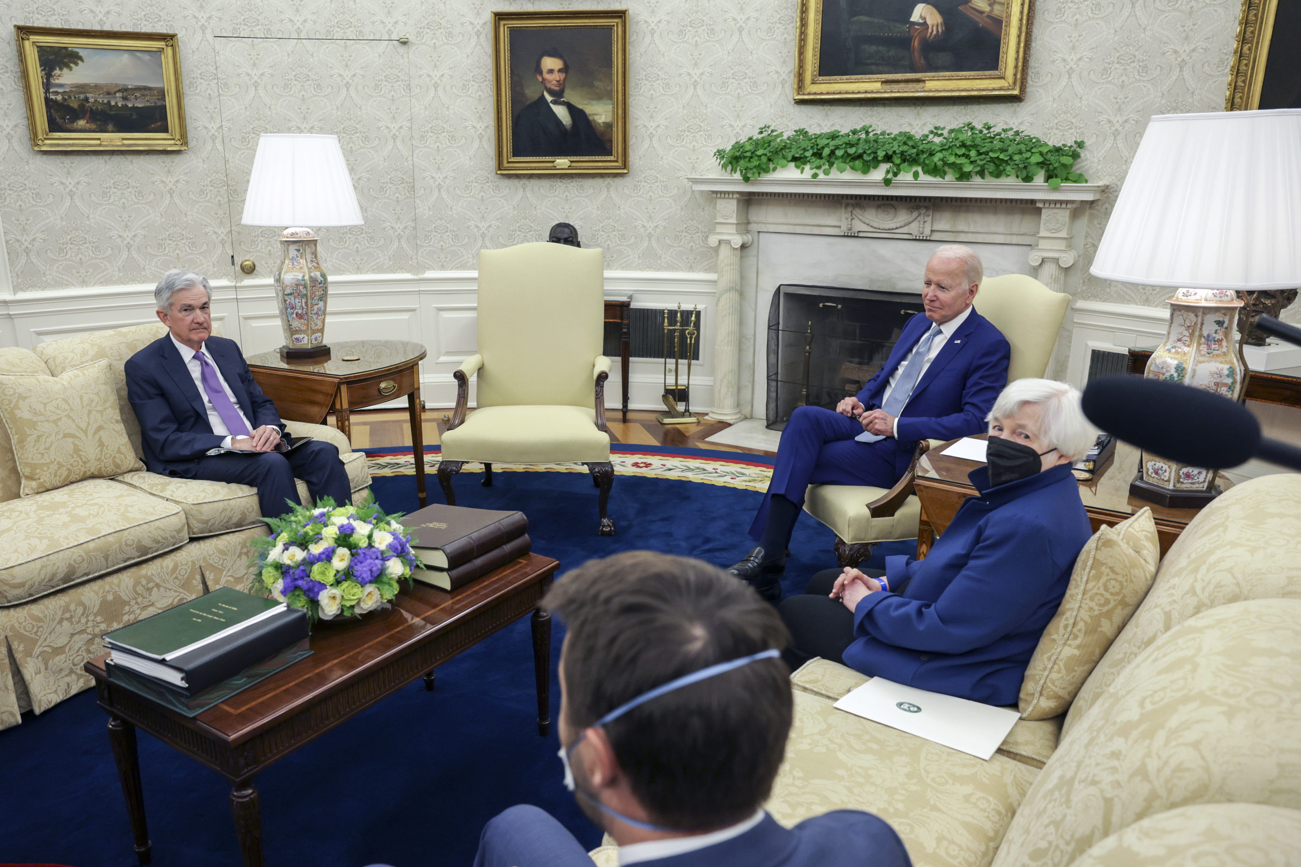 U.S. President Joe Biden (C) meets with Federal Reserve Chairman Jerome Powell and Treasury Secretary Janet Yellen, in the Oval Office at the White House on May 31, 2022 in Washington, DC. The three met to discuss the Biden Administration's plan to combat record-high inflation. (Photo by Kevin Dietsch/Getty Images)