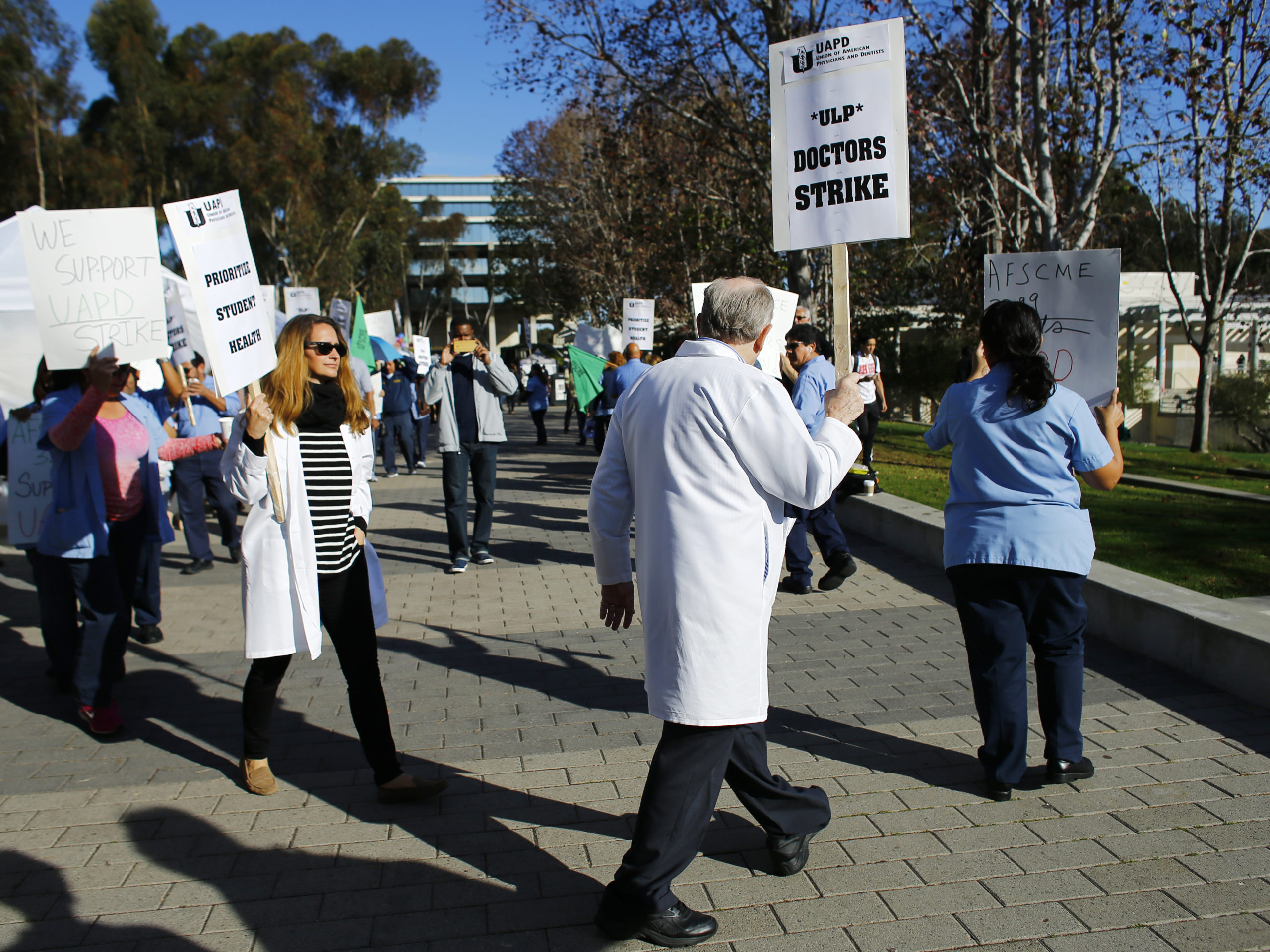 Medical Doctors and Physicians at the University of California San Diego hold a one-day unfair labor practices strike as they walk off the job in San Diego, California January 27, 2015.Organizers said the walkout will mark the first time in 25 years that fully licensed doctors have gone on strike against a U.S. employer. REUTERS/Mike Blake (UNITED STATES - Tags: BUSINESS EMPLOYMENT EDUCATION HEALTH CIVIL UNREST)