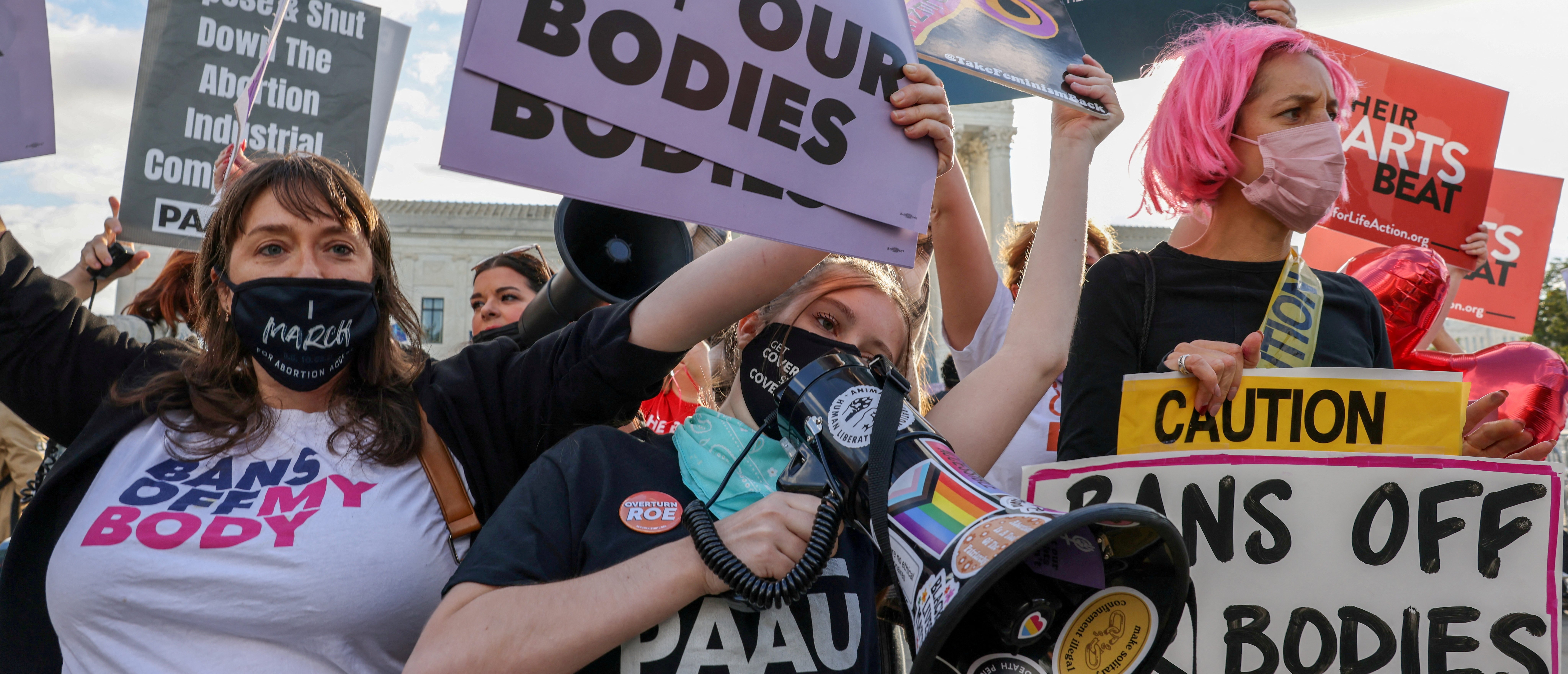 Pro-choice en anti-abortus protesteren buiten het Amerikaanse Hooggerechtshof terwijl de rechtbank argumenten hoort over een uitdaging van een wet in Texas die abortus na zes weken verbiedt in Washington, VS, 1 november 2021.