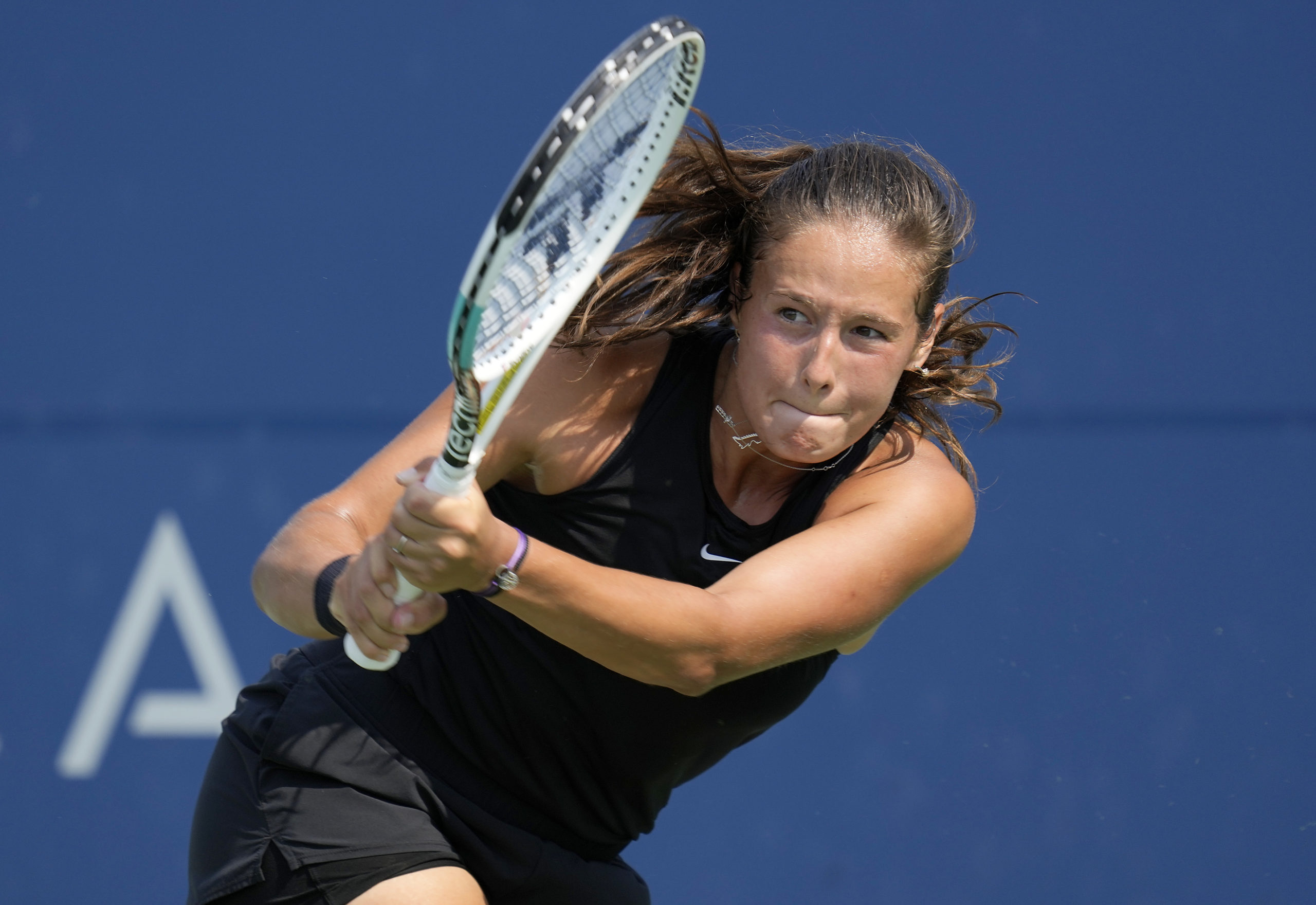 SAN JOSE, CALIFORNIA - AUGUST 07: Daria Kasatkina of Russia returns a shot to Elise Mertens of Belgium during their semifinals match on day 6 of the Mubadala Silicon Valley Classic at Spartan Tennis Complex on August 07, 2021 in San Jose, California. (Photo by Thearon W. Henderson/Getty Images)