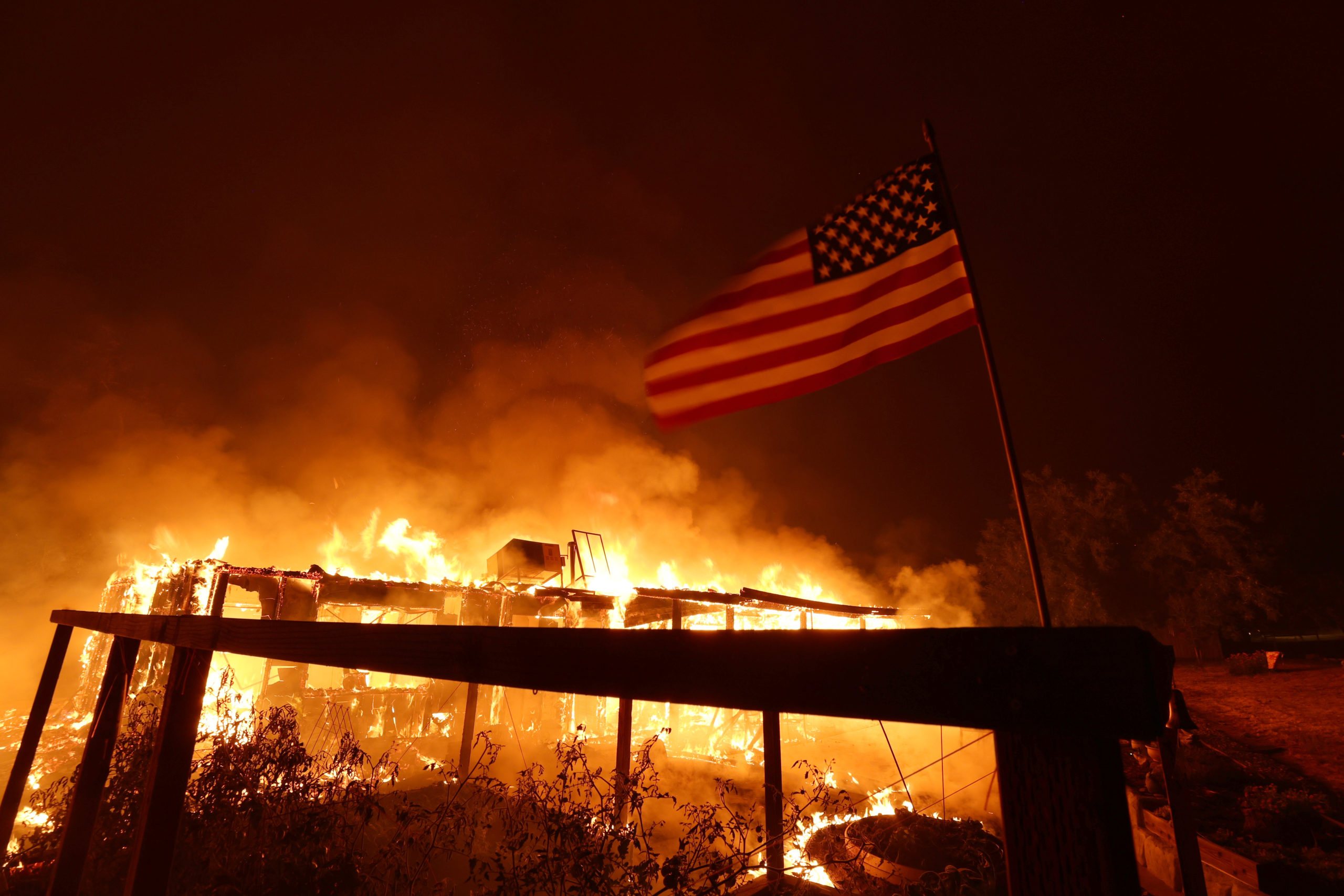MARIPOSA, CALIFORNIA - JULY 23: A home burns as the Oak Fire moves through the area on July 23, 2022 near Mariposa, California. The fast moving Oak Fire burning outside of Yosemite National Park has forced evacuations, charred over 4500 acres and has destroyed several homes since starting on Friday afternoon. (Photo by Justin Sullivan/Getty Images)