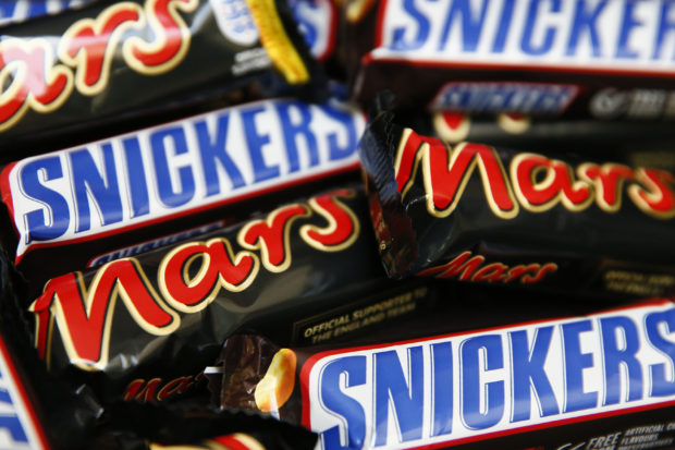 Mars and Snickers bars are seen in this picture illustration taken February 23, 2016. U.S. chocolate maker Mars Inc announced a recall of chocolate bars and other products in 55 countries after bits of plastic were found in one of its products, the Associated Press reported on Tuesday. A statement posted on the website of the Netherlands Food and Consumer Product Safety Authority said Mars recalled Snickers, Mars, Milky Way, Celebrations and Mini Mix after a piece of plastic was found in one of its products that could cause choking. REUTERS/Stefan Wermuth/Illustration