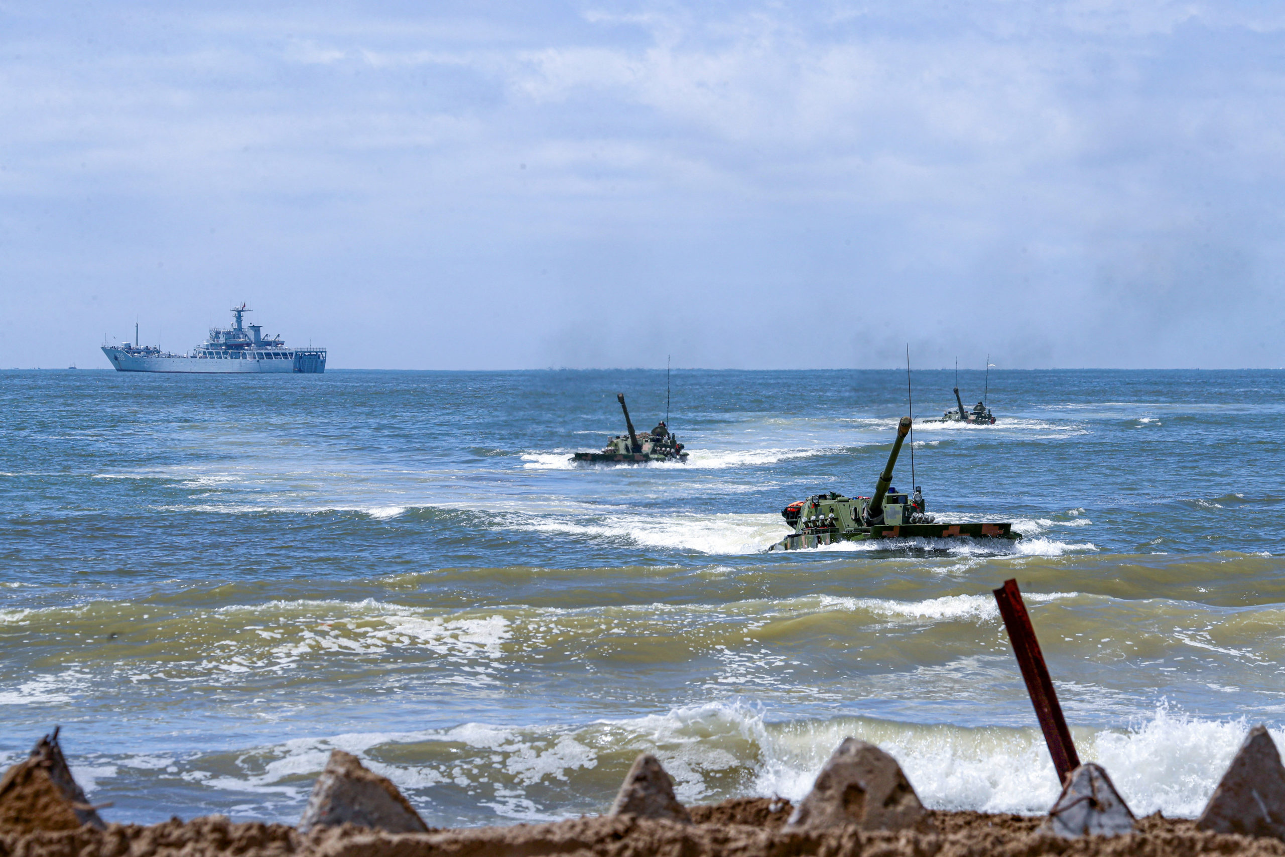Amphibious armoured vehicles under Chinese People's Liberation Army (PLA) Eastern Theatre Command take part in an assault wave formation training exercise in Zhangzhou, Fujian province, China August 14, 2022. 