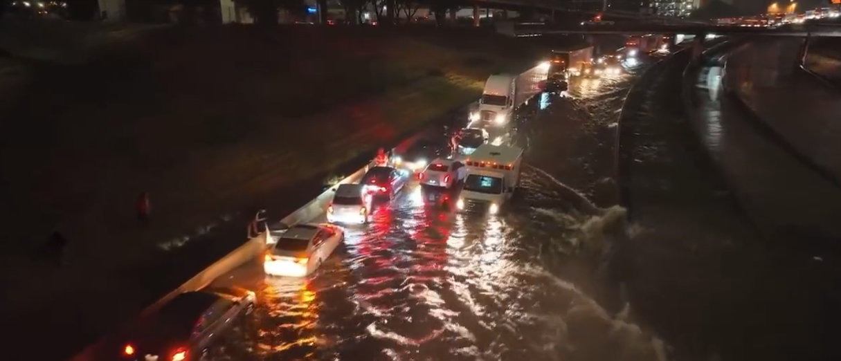 Dallas-Fort Worth Sufre Lluvias Históricas e Inundaciones Mientras Cientos Piden Ayuda a la Policía