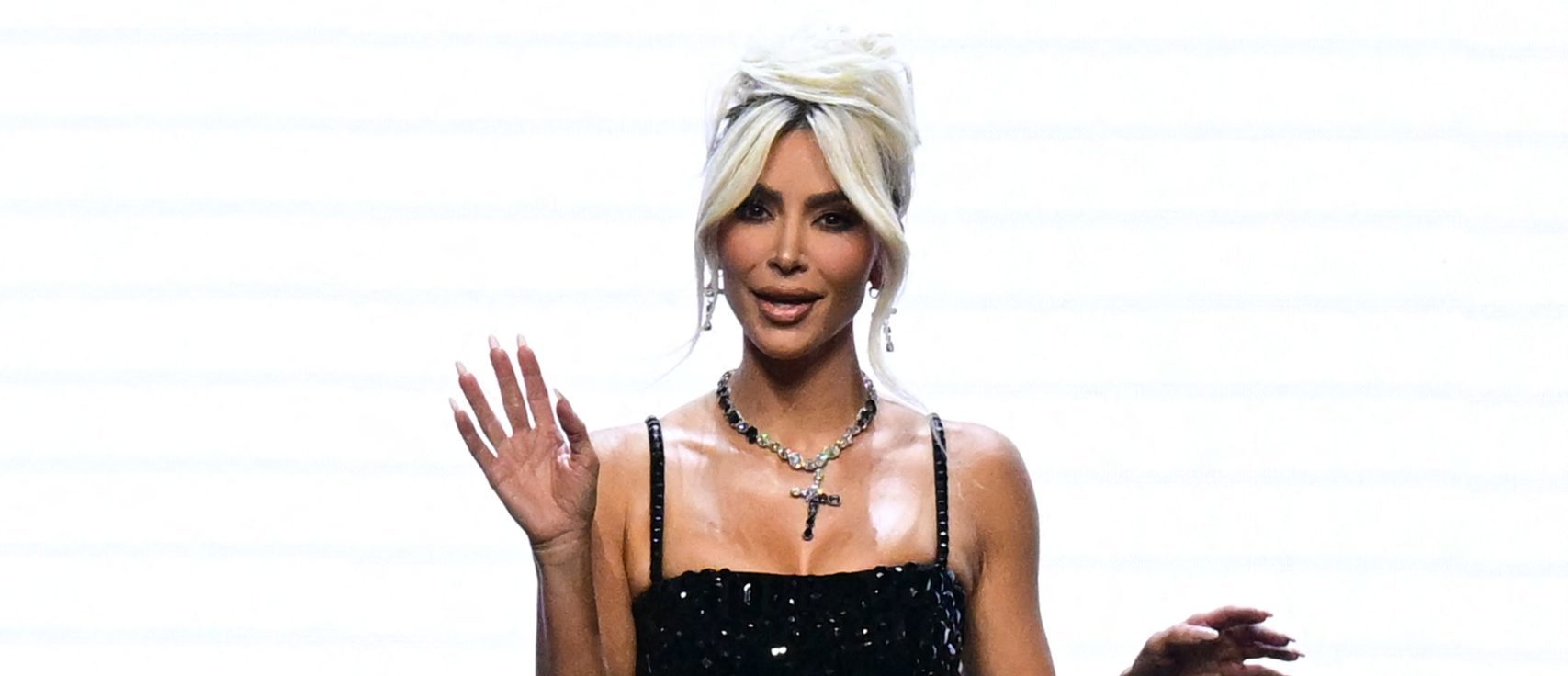 Mira a Kim Kardashian luchar para caminar en su colaboración de moda con Dolce & Gabbana