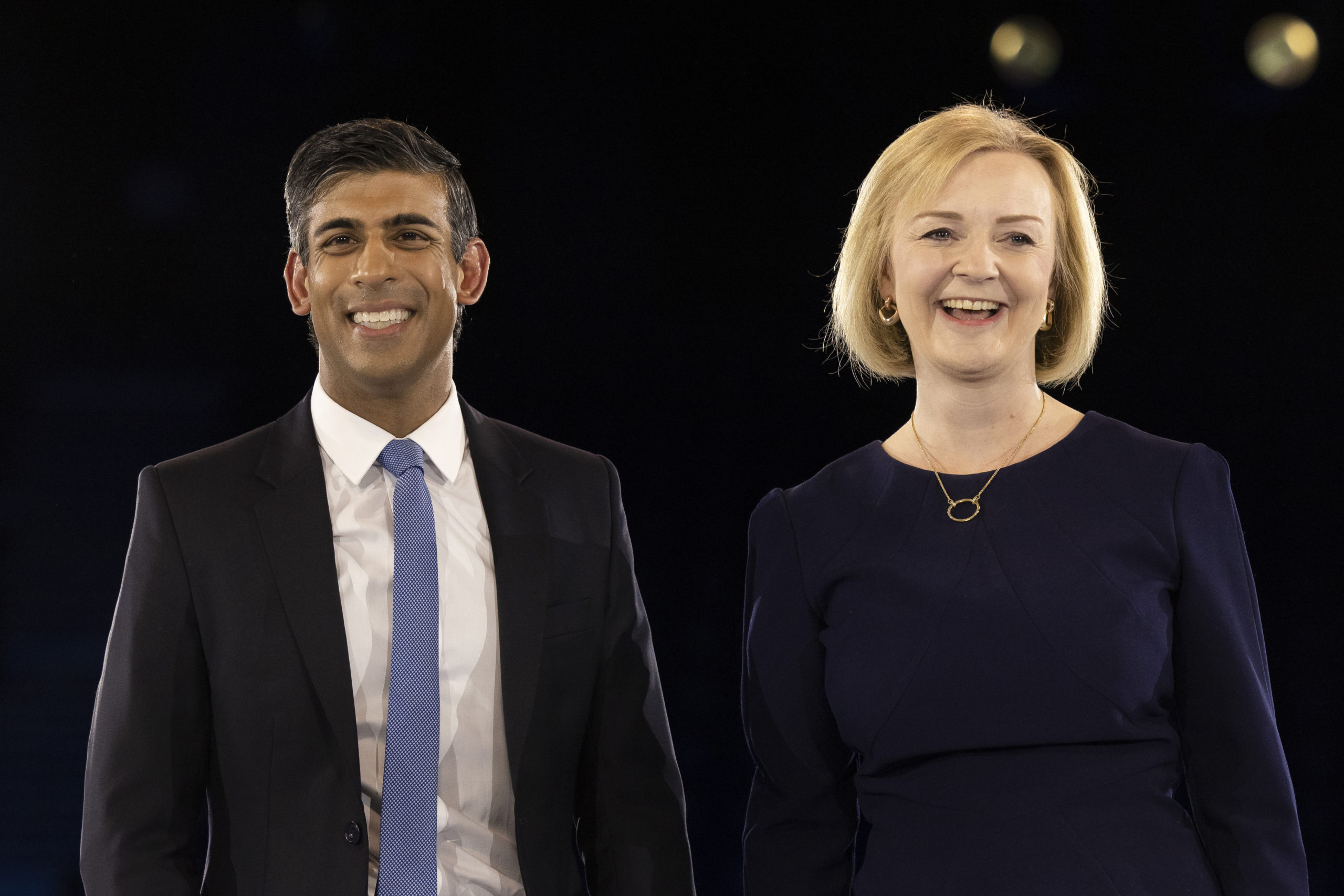 LONDON, ENGLAND - AUGUST 31: Conservative leadership hopefuls Liz Truss and Rishi Sunak appear together at the end of the final Tory leadership hustings at Wembley Arena on August 31, 2022 in London, England. (Photo by Dan Kitwood/Getty Images)