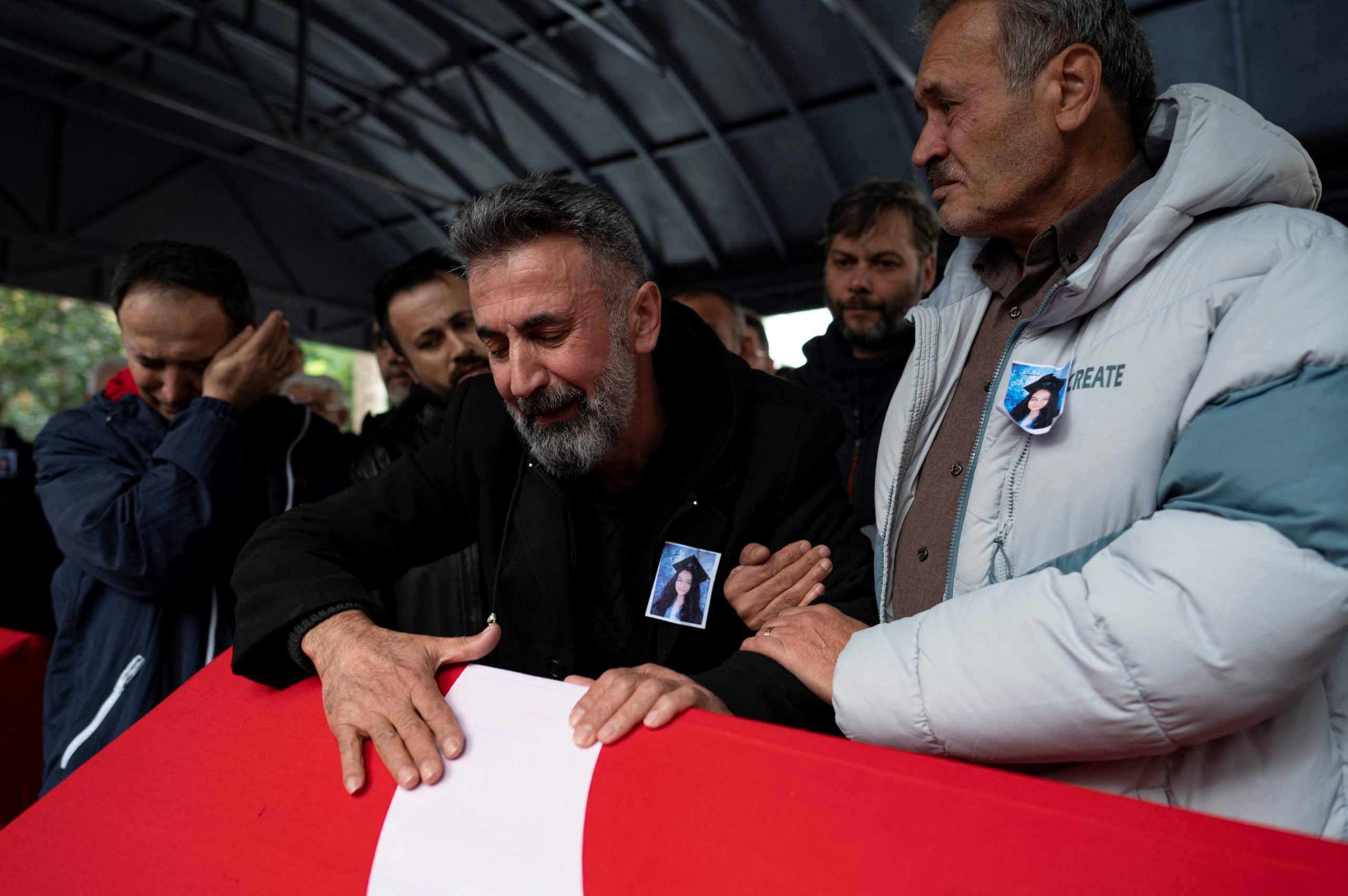 Nurettin Ucar (C) reacts during the funeral ceremony of his daughter Yagmur Ucar and ex-wife Arzu Ozsoy, who died the day before in the explosion of a bomb that killed six people in ?stanbul, on November 14, 2022. - Turkey on November 14, 2022 accused a Syrian woman of planting a bomb that killed six people in Istanbul, blaming the outlawed Kurdistan Workers' Party (PKK) of carrying out the attack. 