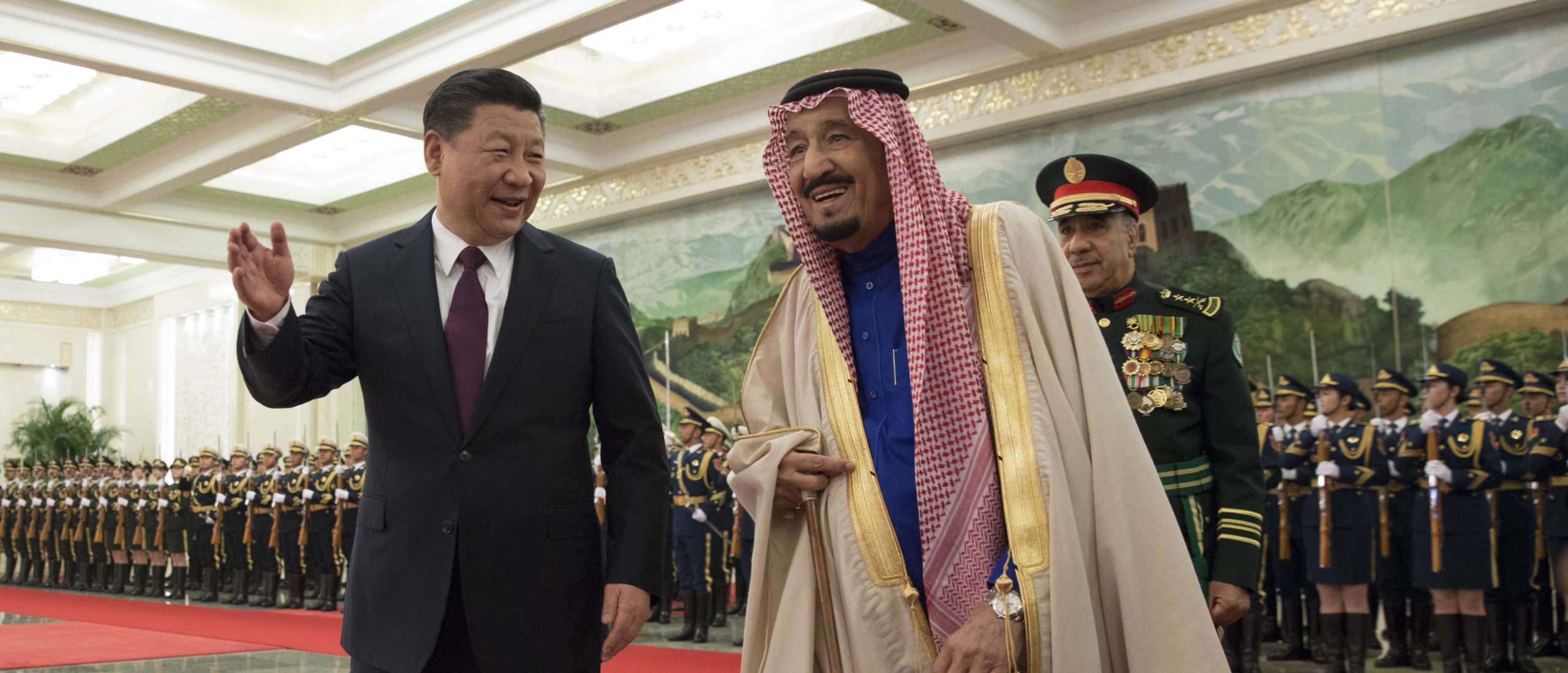 BEIJING, CHINA - MAART 16: De Chinese president Xi Jinping (L) vergezelt koning Salman bin Abdulaziz Al Saud (R) van Saoedi-Arabië om een ​​erewacht te bekijken tijdens een welkomstceremonie in de Grote Hal van het Volk op 16 maart 2017 in Peking, China.  Op uitnodiging van president Xi Jinping brengt koning Salman Bin Abdul-Aaziz Al-Saud van het Koninkrijk Saoedi-Arabië van 15 tot 18 maart 2017 een staatsbezoek aan China.