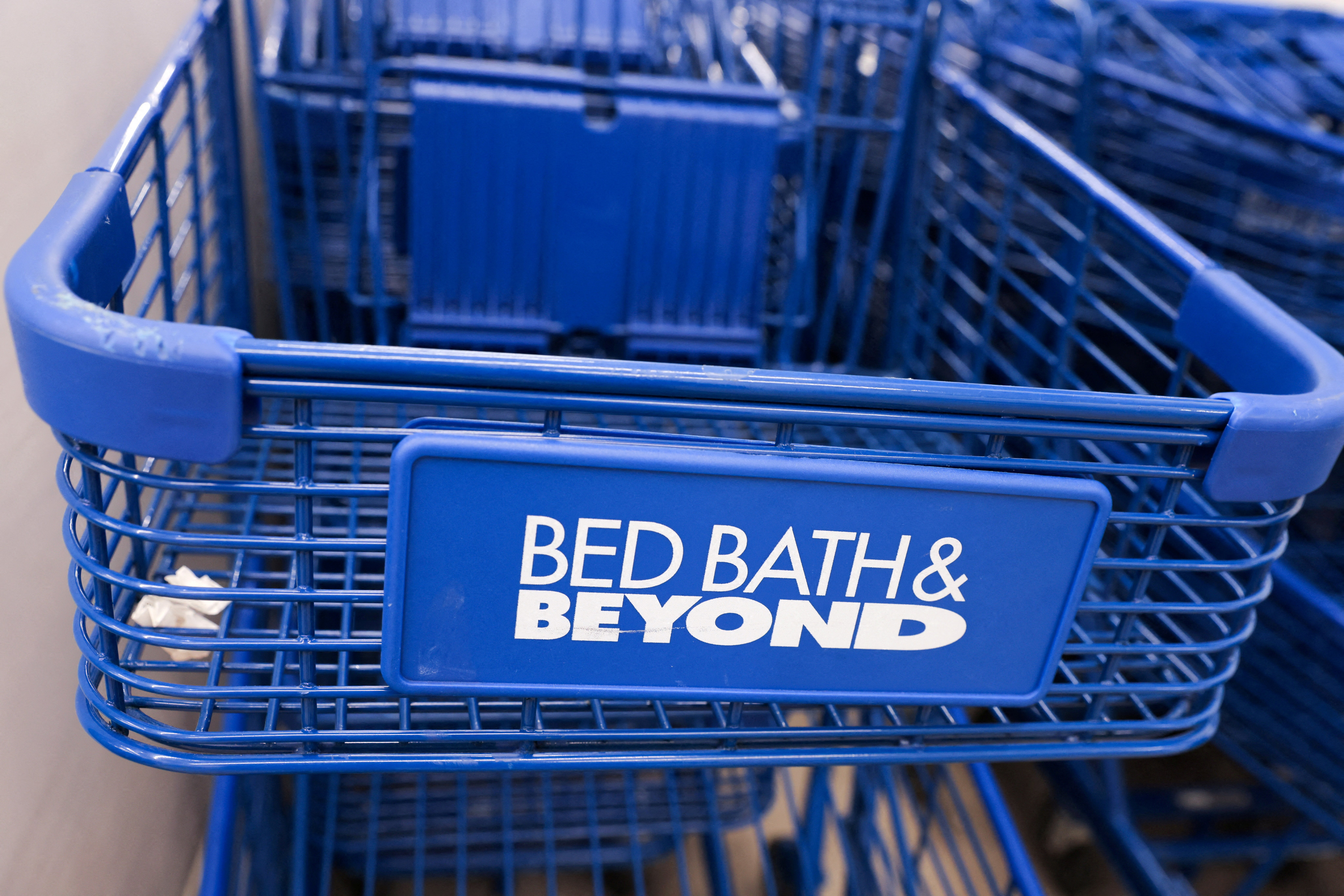 FILE PHOTO: A shopping cart is seen at a Bed Bath & Beyond store in Manhattan, New York City, U.S., June 29, 2022. REUTERS/Andrew Kelly/File Photo