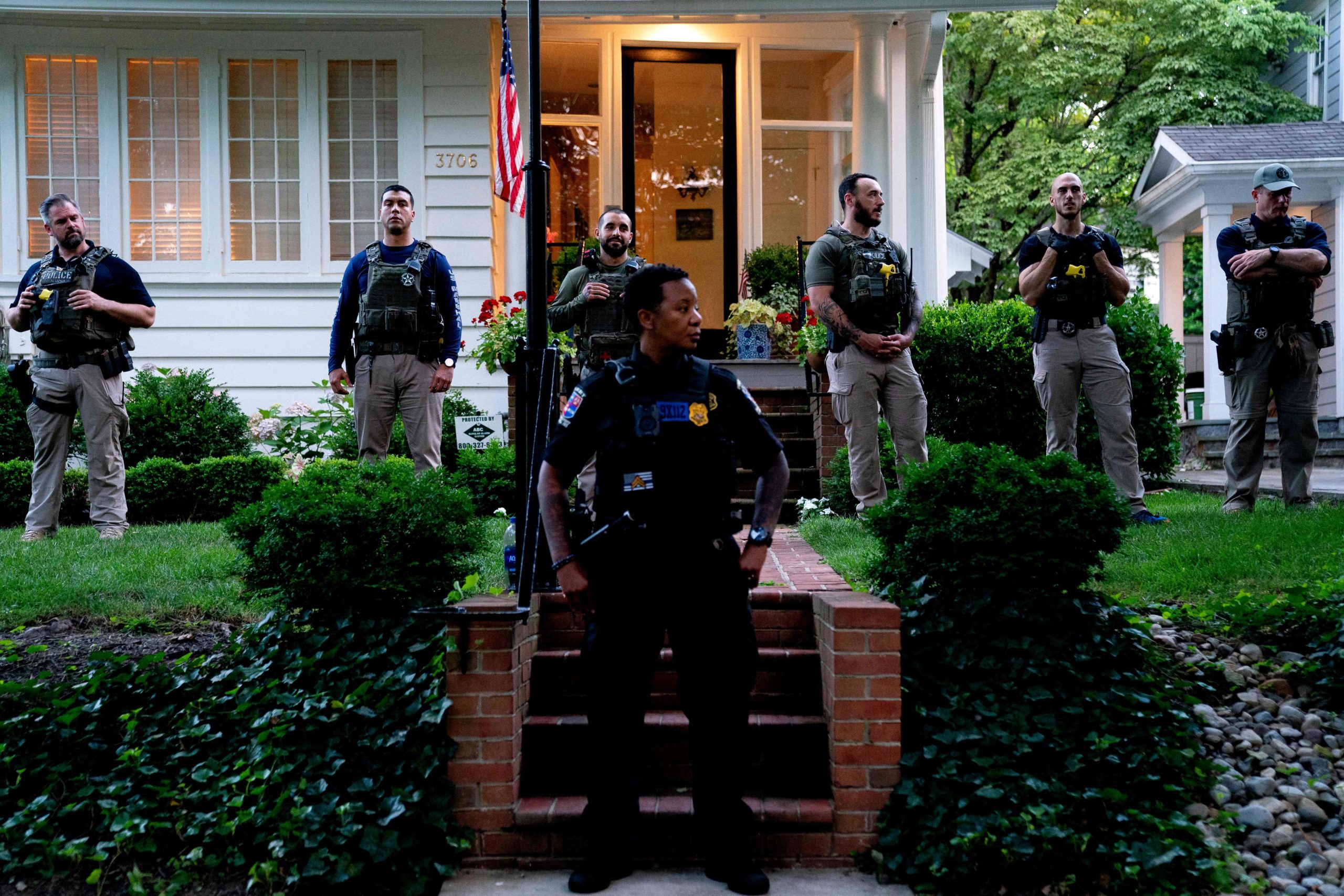 Police look on as abortion rights demonstrators march past the house of US Supreme Court Justice Brett Kavanaugh in Chevy Chase, Maryland, on June 29, 2022. (Photo by Stefani Reynolds / AFP)