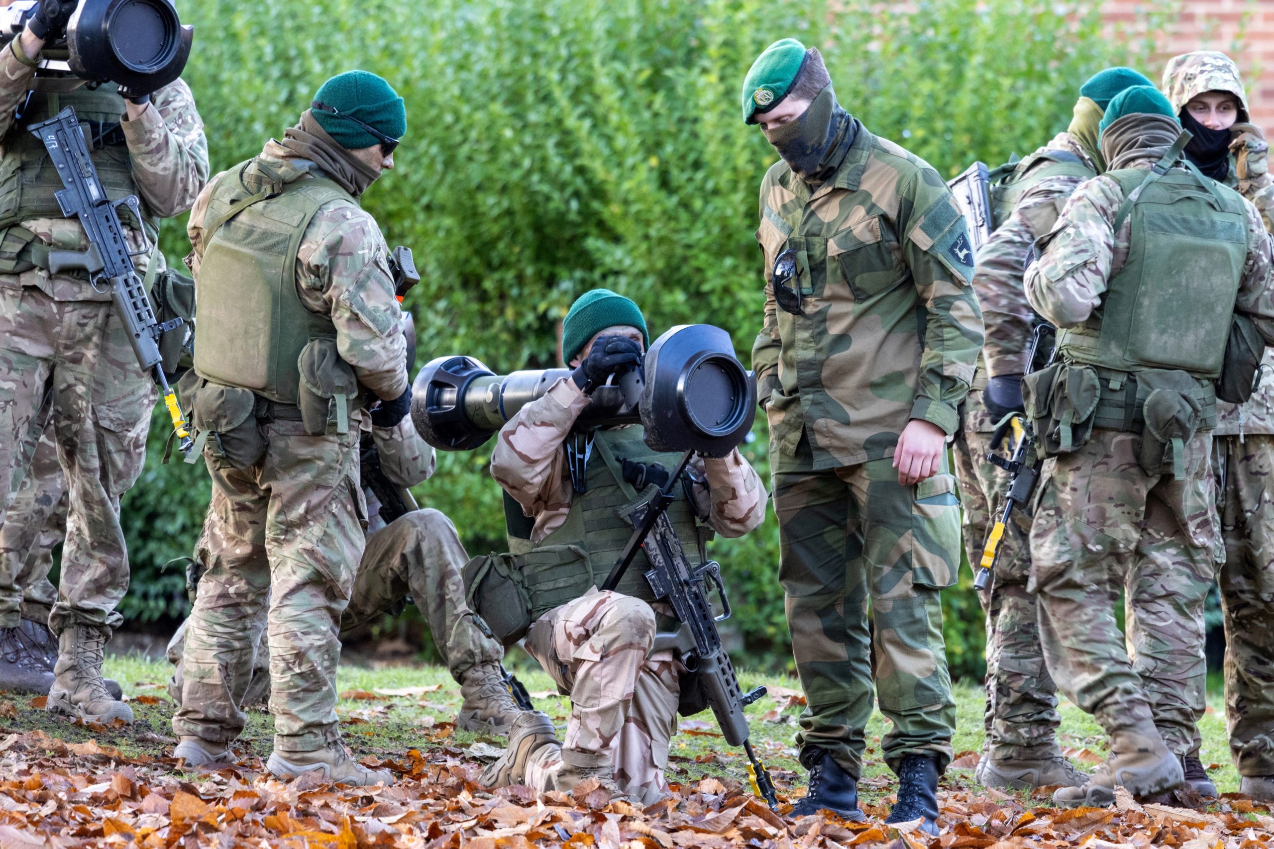 Soldiers from Ukraine take part in a training exercise organised by members of the Joint Expeditionary Force (JEF), in the north east of England on November 9, 2022. - Since February, JEF members - comprising Denmark, Estonia, Finland, Iceland, Latvia, Lithuania, the Netherlands, Norway, Sweden and the United Kingdom - have been at the forefront of providing diplomatic, financial, humanitarian and military support to Ukraine, nationally and in various international frameworks. 