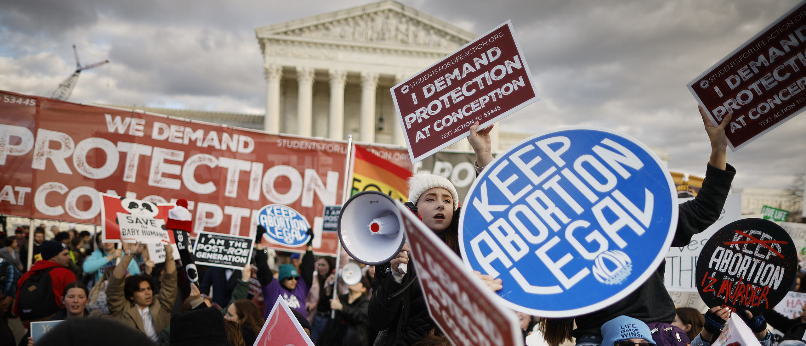 WASHINGTON, DC - 20 JANUARI: Anti-abortus- en abortusrechtenactivisten demonstreren tijdens de 50e jaarlijkse March for Life-bijeenkomst buiten het Hooggerechtshof van de Verenigde Staten op 20 januari 2023 in Washington, DC.  Anti-abortusactivisten woonden de jaarlijkse mars bij om als eerste op te treden in een 