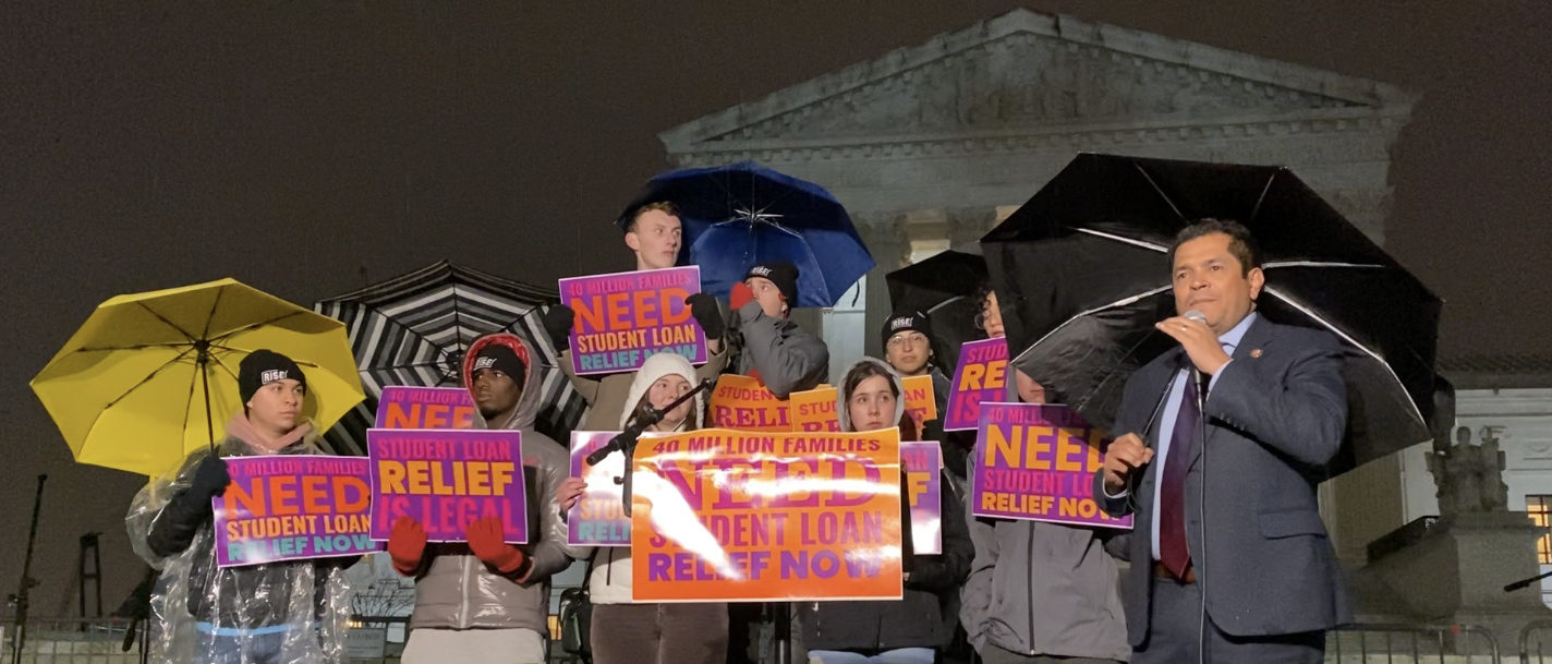 «Poursuites sans fondement»: des militants et des législateurs démocrates se rassemblent devant la Cour suprême avant les affaires de prêt étudiant