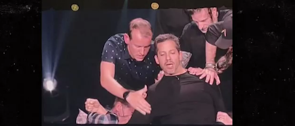 Brutal video muestra a David Blaine volviendo a meter el hombro después de dislocarlo en el escenario