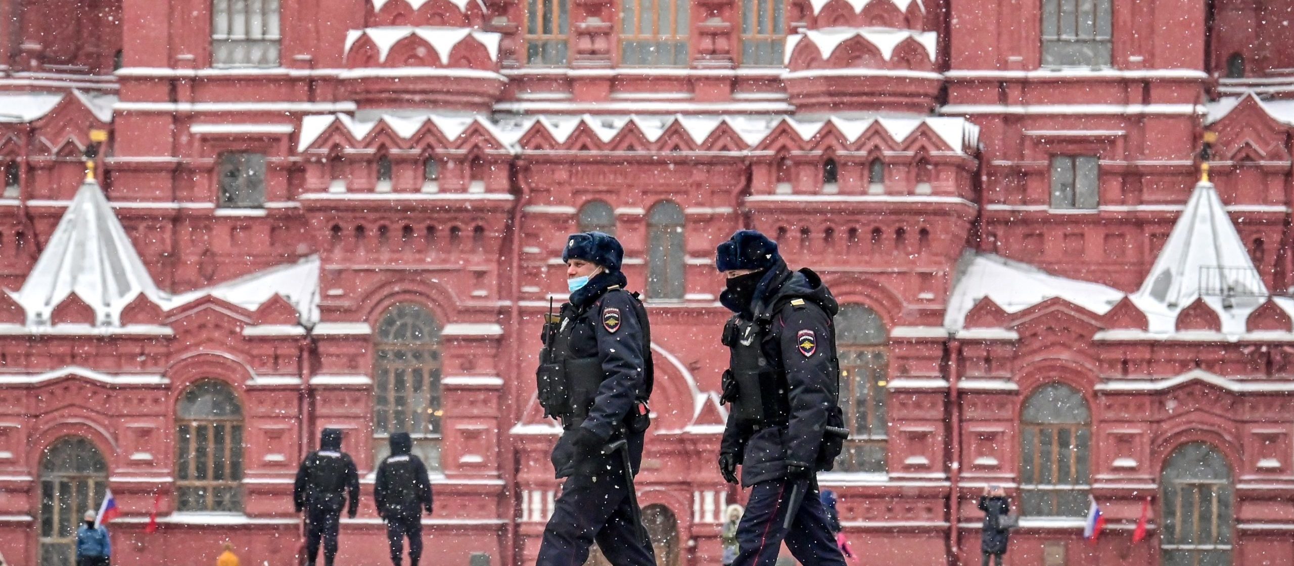 Адрес красной площади. Красная площадь полиция ночь.