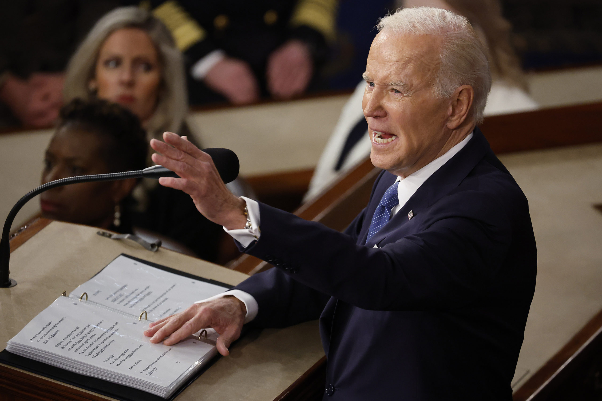 De Amerikaanse president Joe Biden houdt de State of the Union-toespraak tijdens een gezamenlijke zitting van het Congres in het Capitool op 7 februari 2023 in Washington, DC.