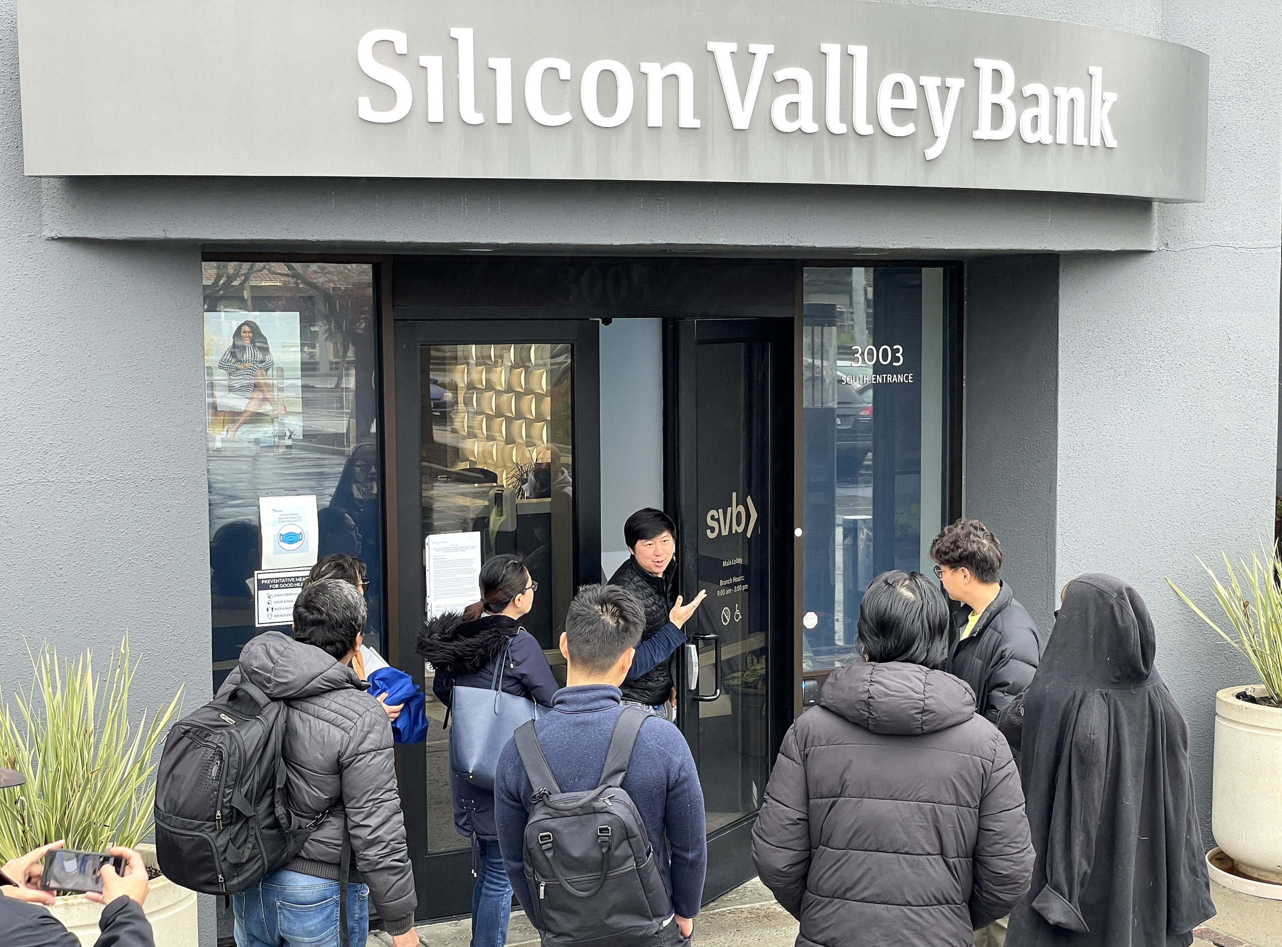 SANTA CLARA, CALIFORNIA - MARCH 10: A worker (C) tells people that the Silicon Valley Bank (SVB) headquarters is closed on March 10, 2023 in Santa Clara, California. (Photo by Justin Sullivan/Getty Images)