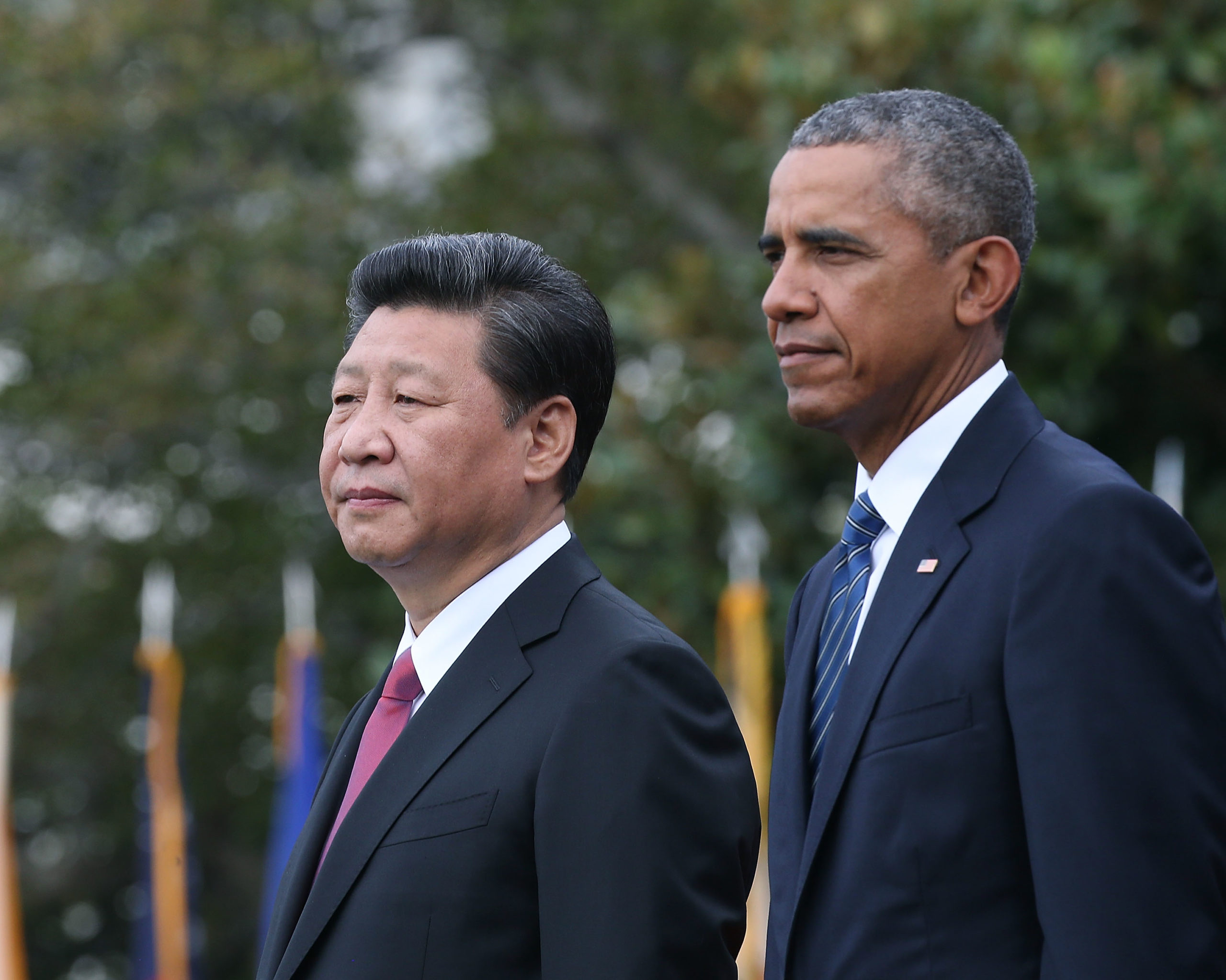 US President Barack Obama (L) and Chinese president Xi Jinping stand together during arrival ceremony at the White House September 25, 2015 in Washington, DC. President Obama officially welcoming President Jinping during a state arrival ceremony followed by a joint news conference news conference later in the day. 