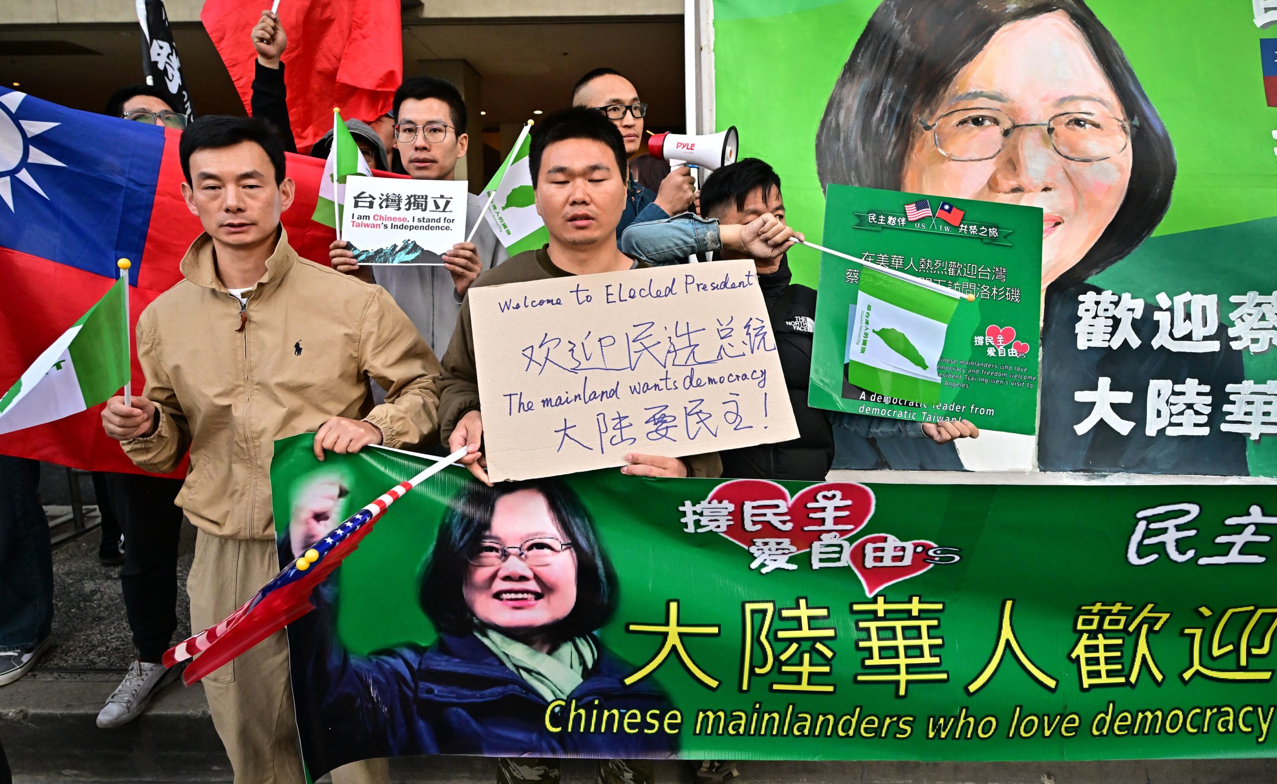Pro-Democray and Taiwan supporters hold signs during a rally in front of the Westin Bonaventure hotel where Taiwan President Tsai Ing-wen will spend the night ahead of meeting with Kevin McCarthy, in Los Angeles, April 4, 2023. 