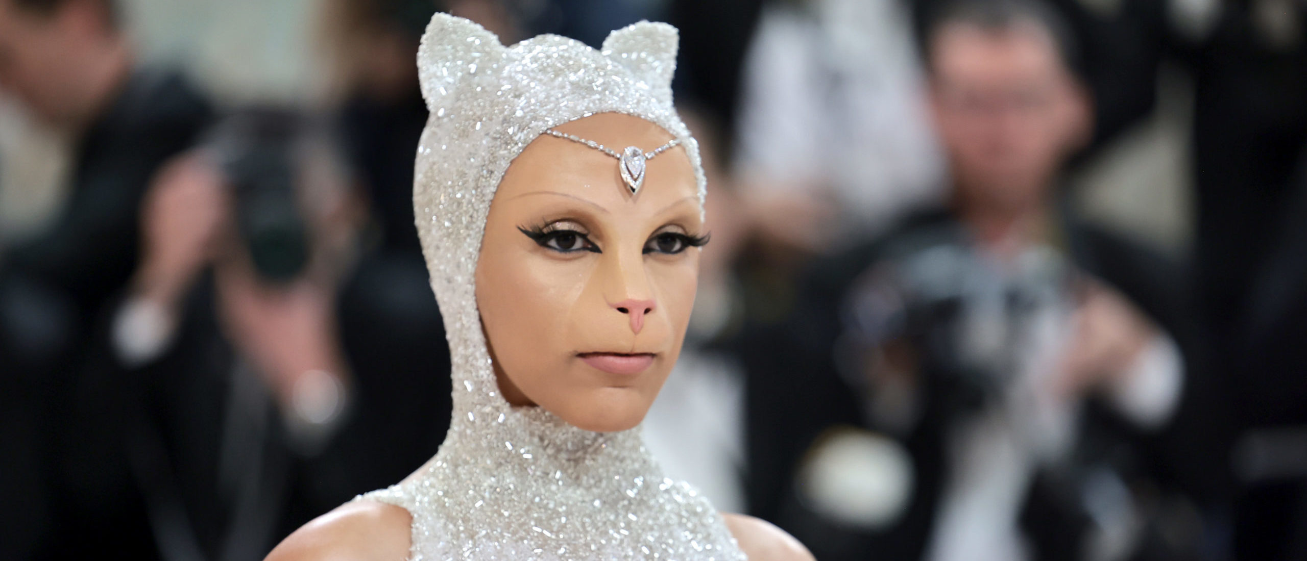Doja Cat Wears Prosthetic Cat Face On Fashion’s Biggest Night | The ...