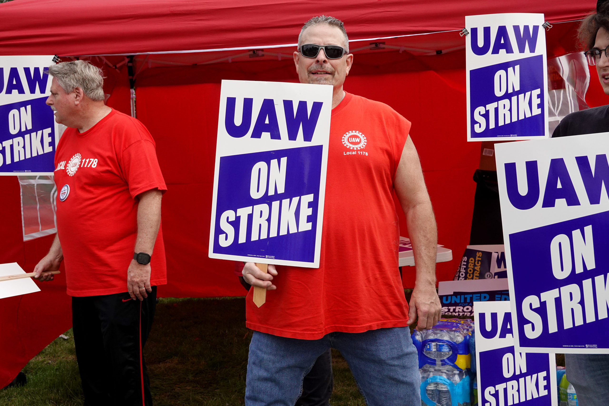 United Auto Workers (UAW) picket outside of the Stellantis Mopar parts facility on September 22, 2023 in Naperville, Illinois. The United Auto Workers today expanded their strike against the big three U.S. automakers to include 38 GM and Stellantis parts facilities. (Photo by Scott Olson/Getty Images)