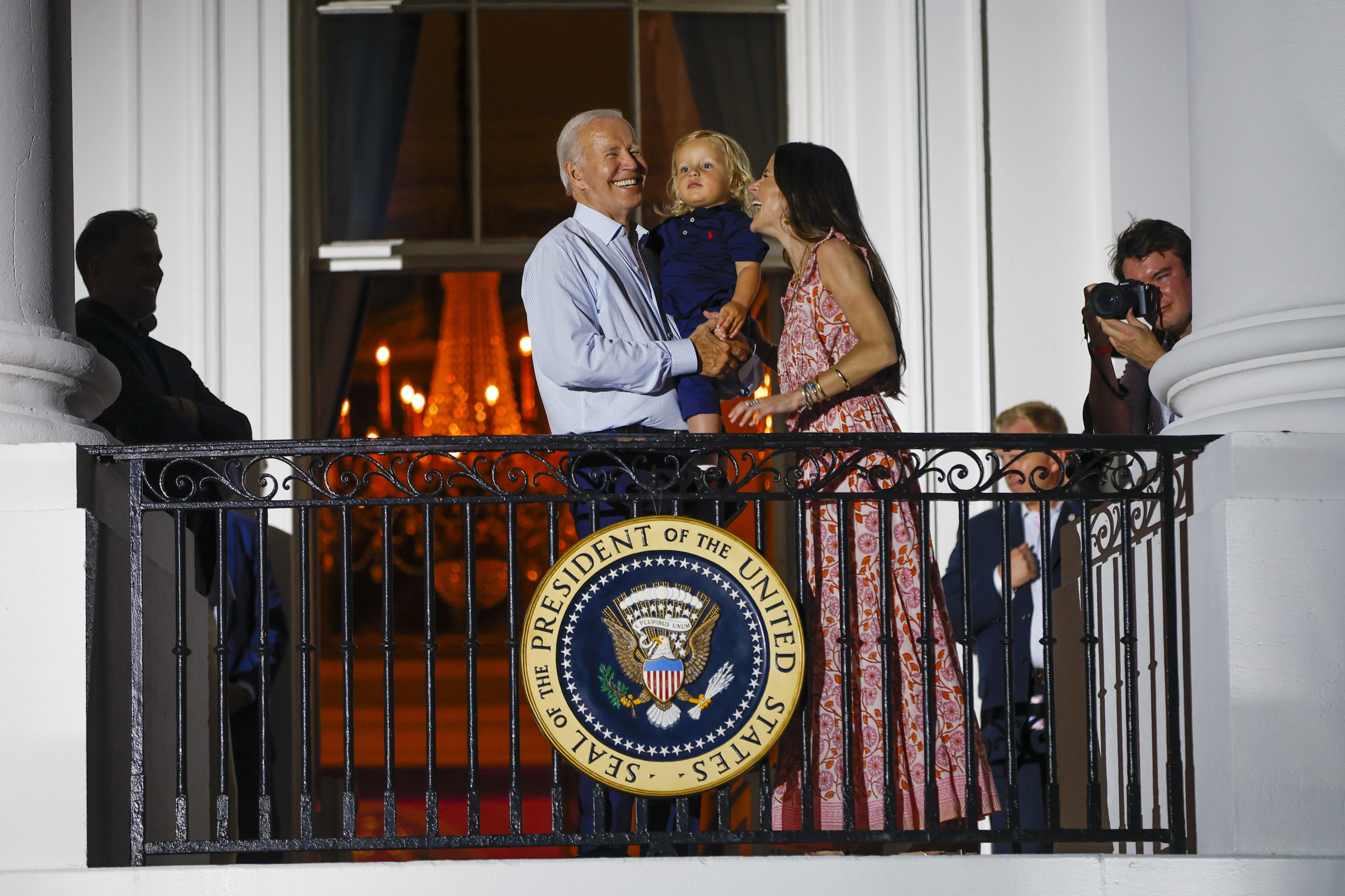 U.S. President Joe Biden, his grandson Beau Biden and Ashley Biden watch fireworks go off on national mall from the White House on July 04, 2022 in Washington, DC. The president and first lady Jill Biden hosted a Fourth of July BBQ and concert with military families and other guests on the south lawn of the White House. (Photo by Tasos Katopodis/Getty Images)