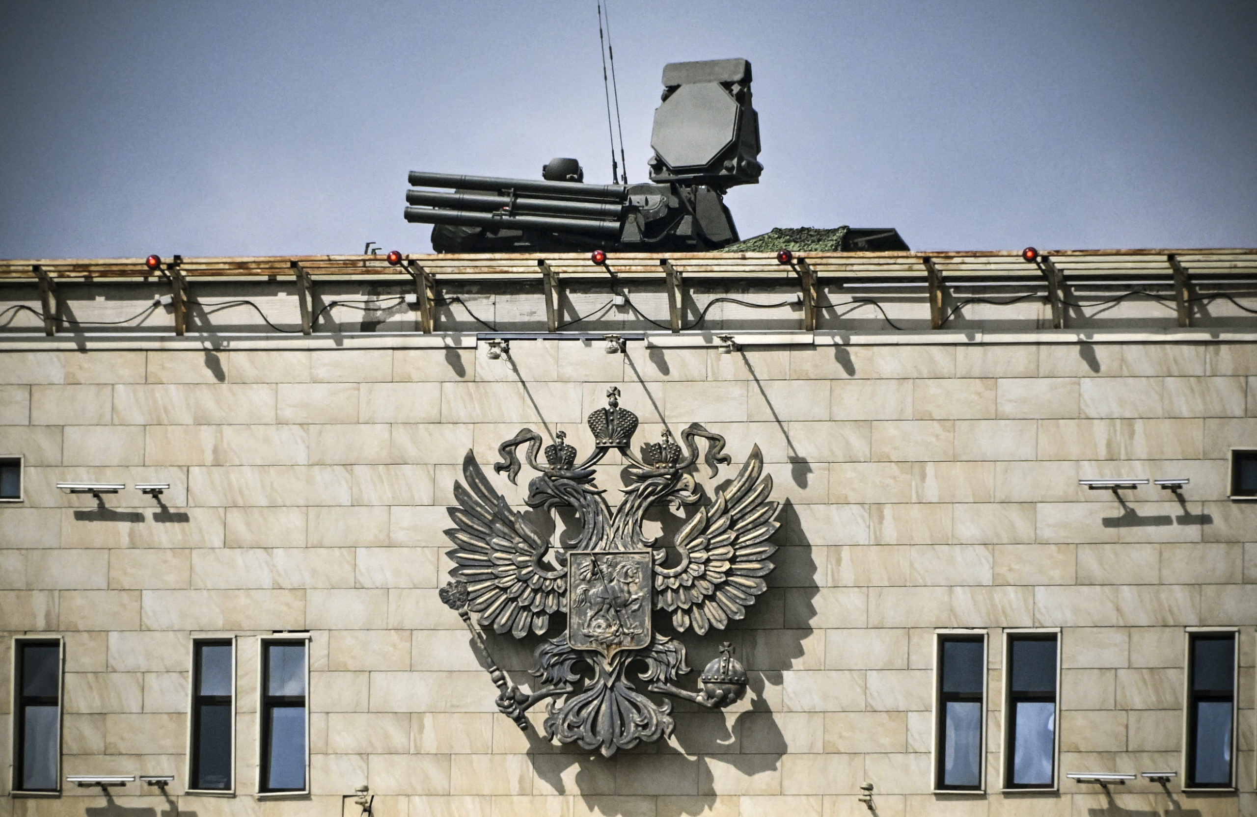 An SA-22 sits atop the the Russian Defense Ministry headquarters in Moscow. (Photo by ALEXANDER NEMENOV/AFP via Getty Images)