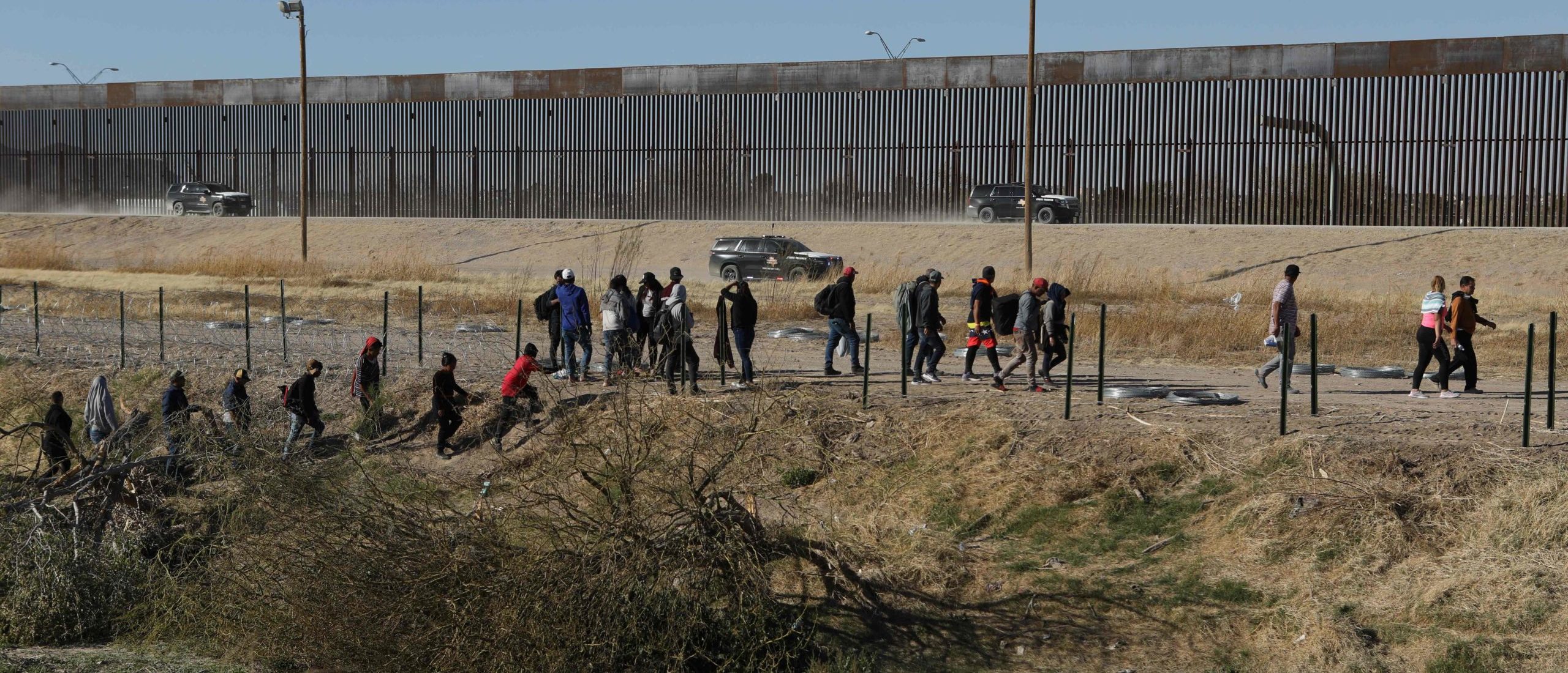 Migrants cross the Bravo river seen from the Mexican side of the US-Mexico border. (Photo by HERIKA MARTINEZ/AFP via Getty Images)
