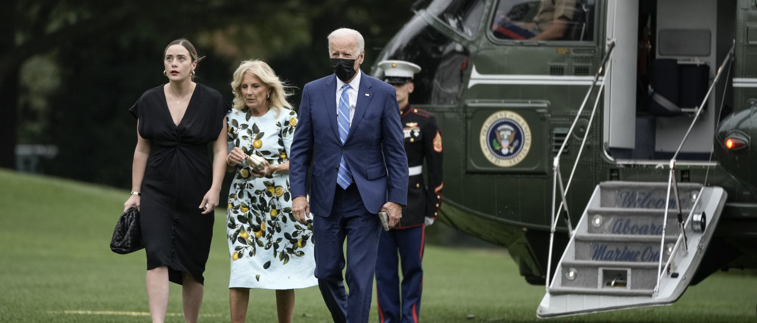 WASHINGTON, DC - OCTOBER 11: (L-R) Granddaughter Naomi Biden, U.S. President Joe Biden and first lady Jill Biden exit Marine One on the South Lawn of the White House October 11, 2021 in Washington, DC. (Photo by Drew Angerer/Getty Images)