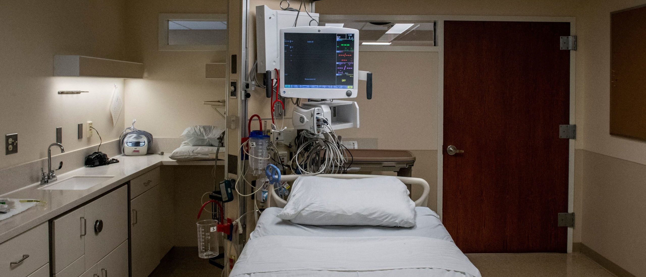 A empty bed where a patient with Covid-19 died earlier in the day waits to be filled with a new patient in the ICU at Hartford Hospital in Hartford, Connecticut, on January 18, 2022. (Photo by JOSEPH PREZIOSO/AFP via Getty Images)
