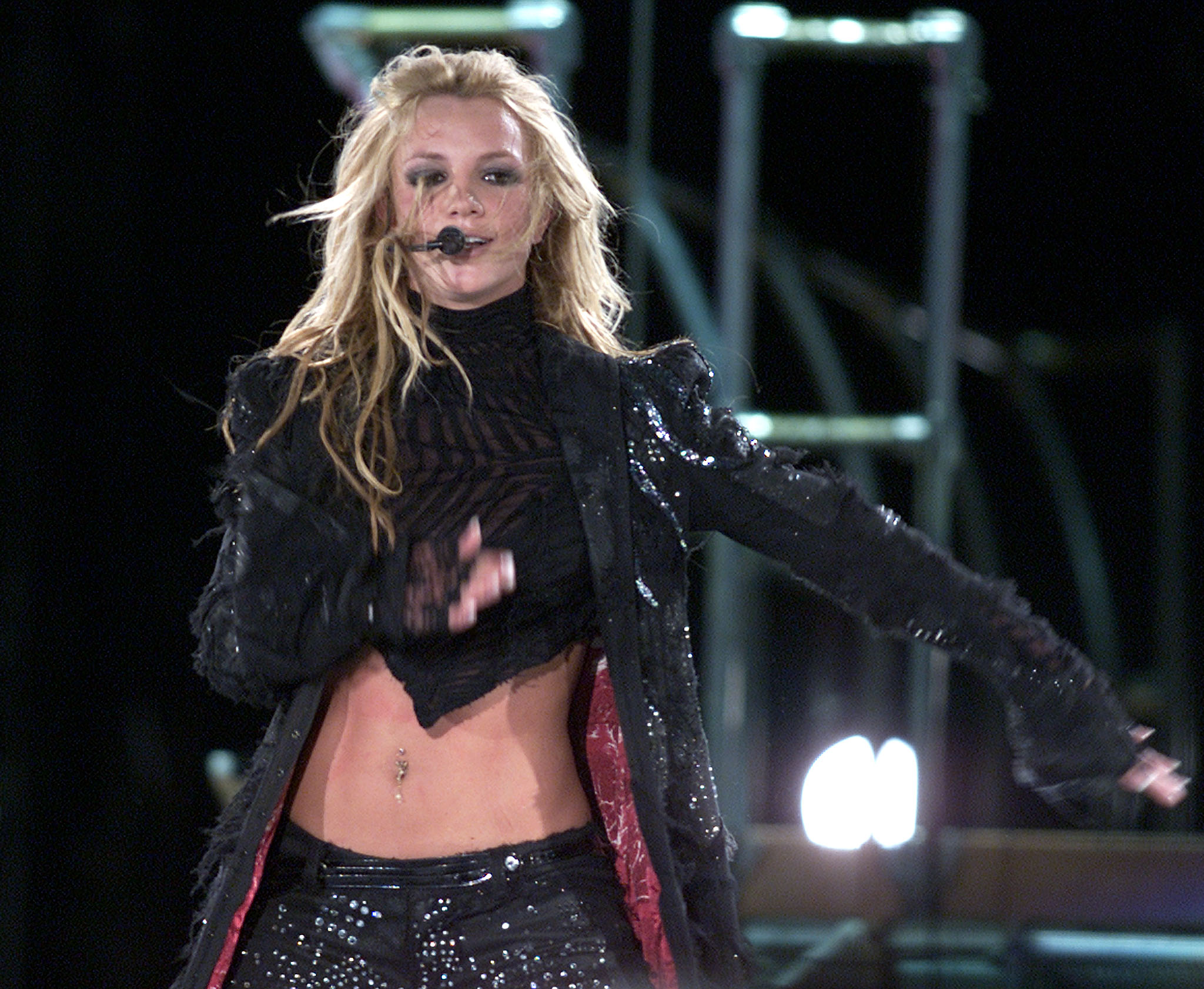 U.S. pop singer Britney Spears perfoms at the Foro Sol in Mexico City, July 27, 2002. REUTERS/Henry Romero HR/ME