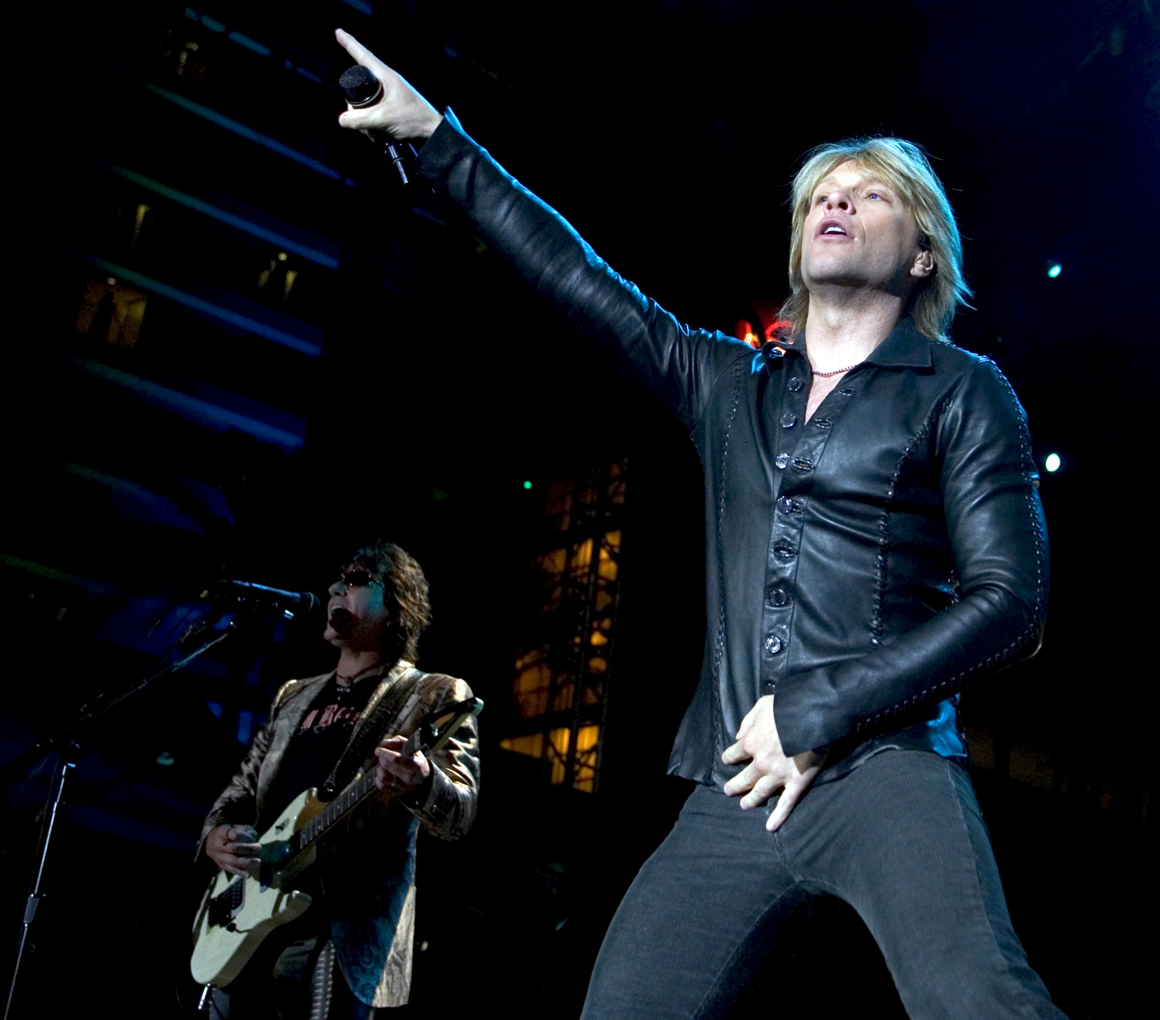 Singer Bon Jovi (R) and guitarist Richie Sambora of U.S. rock group Bon Jovi perform during a sold-out show at the Hard Rock in Las Vegas, Nevada April 30, 2005, as part of the Hotel & Casino's 10th-anniversary celebration. REUTERS/Ethan Miller EM