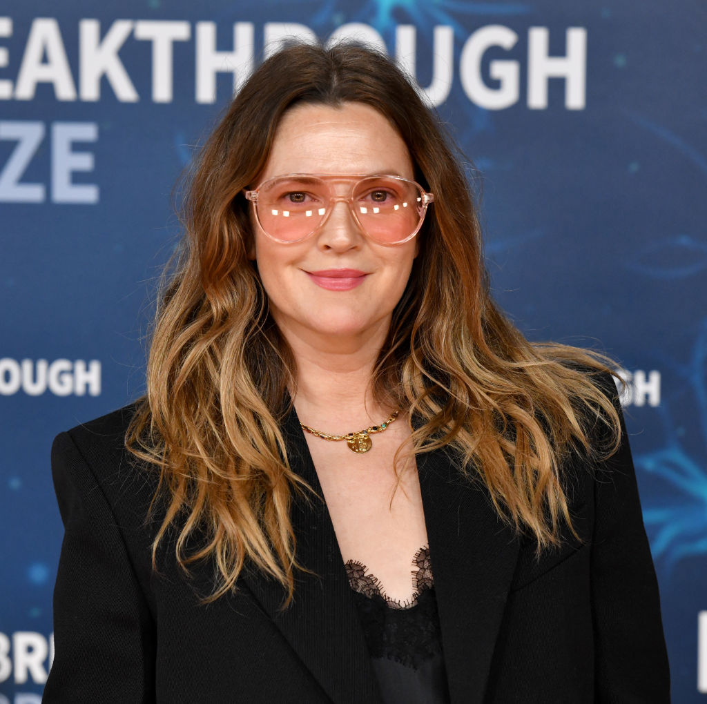 MOUNTAIN VIEW, CALIFORNIA - NOVEMBER 03: Drew Barrymore attends the 2020 Breakthrough Prize Red Carpet at NASA Ames Research Center on November 03, 2019 in Mountain View, California. (Photo by Ian Tuttle/Getty Images for Breakthrough Prize )