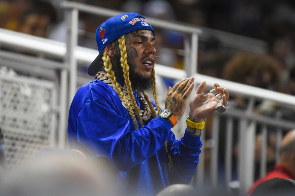 MIAMI, FL - AUGUST 03: American rapper Tekashi 6ix9ine cheers on the New York Mets during the game against the Miami Marlins at loanDepot park on August 3, 2021 in Miami, Florida. (Photo by Eric Espada/Getty Images)