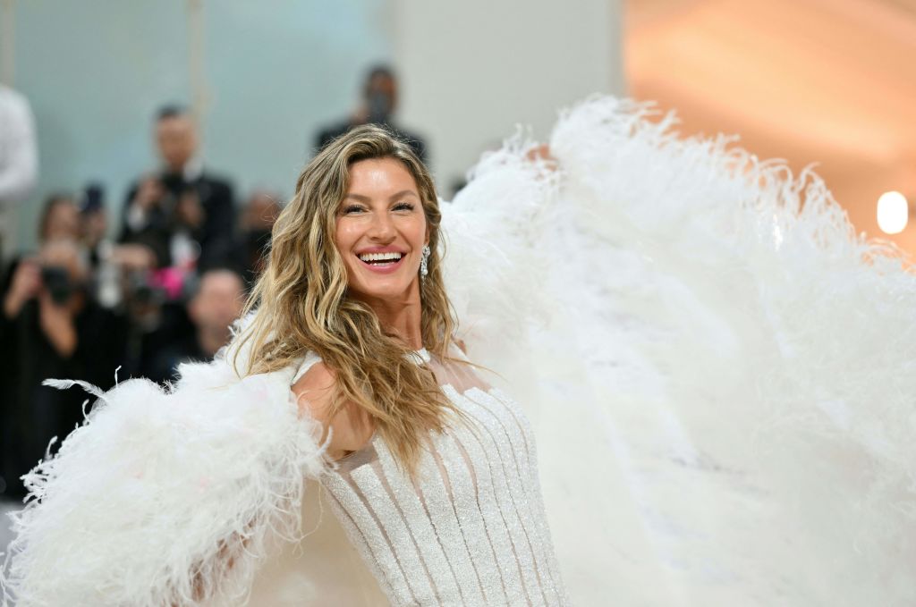 TOPSHOT - Brazilian model Gisele Bundchen arrives for the 2023 Met Gala at the Metropolitan Museum of Art on May 1, 2023, in New York. - The Gala raises money for the Metropolitan Museum of Art's Costume Institute. The Gala's 2023 theme is "Karl Lagerfeld: A Line of Beauty." (Photo by Angela WEISS / AFP) (Photo by ANGELA WEISS/AFP via Getty Images)