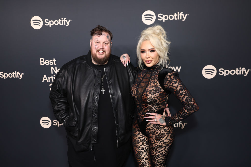 LOS ANGELES, CALIFORNIA - FEBRUARY 01: (L-R) Jelly Roll and Bunnie Xo attend Spotify's 2024 Best New Artist Party at Paramount Studios on February 01, 2024 in Los Angeles, California. (Photo by Matt Winkelmeyer/Getty Images for Spotify)