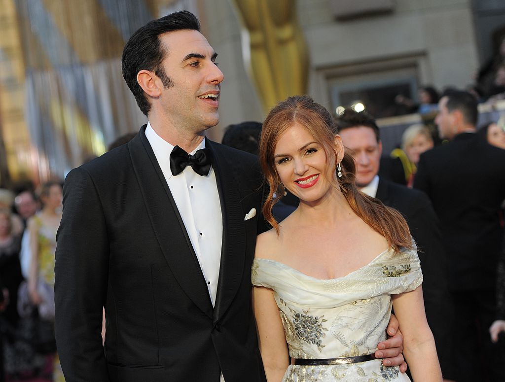 Actor SachaBaron Cohen and wife Isla Fisher arrive on the red carpet for the 88th Oscars on February 28, 2016 in Hollywood, California. AFP PHOTO / ANGELA WEISS / AFP / ANGELA WEISS (Photo credit should read ANGELA WEISS/AFP via Getty Images)