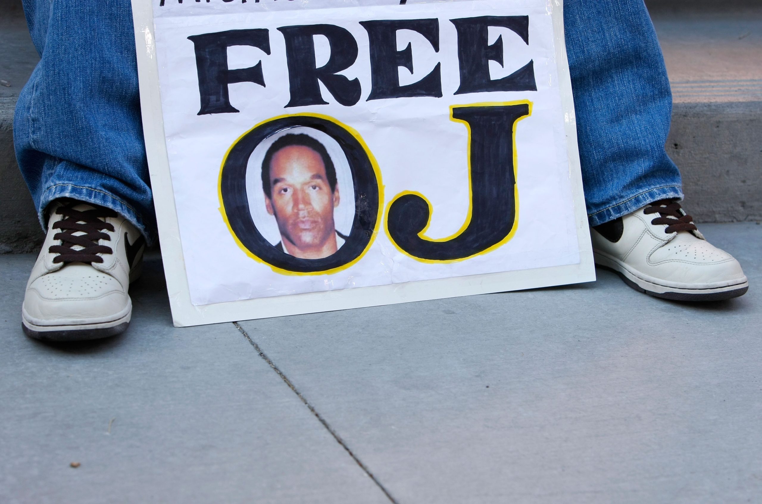 LAS VEGAS - SEPTEMBER 19: A person holds a sign outside the Clark County Regional Justice Center in support of football hall of famer O.J. Simpson September 19, 2007 in Las Vegas, Nevada. Simpson will be released today on a $125,000 bond on charges that include burglary, robbery, kidnapping and assault following an attempted robbery at a Las Vegas hotel last week. Justin Sullivan/Getty Images)