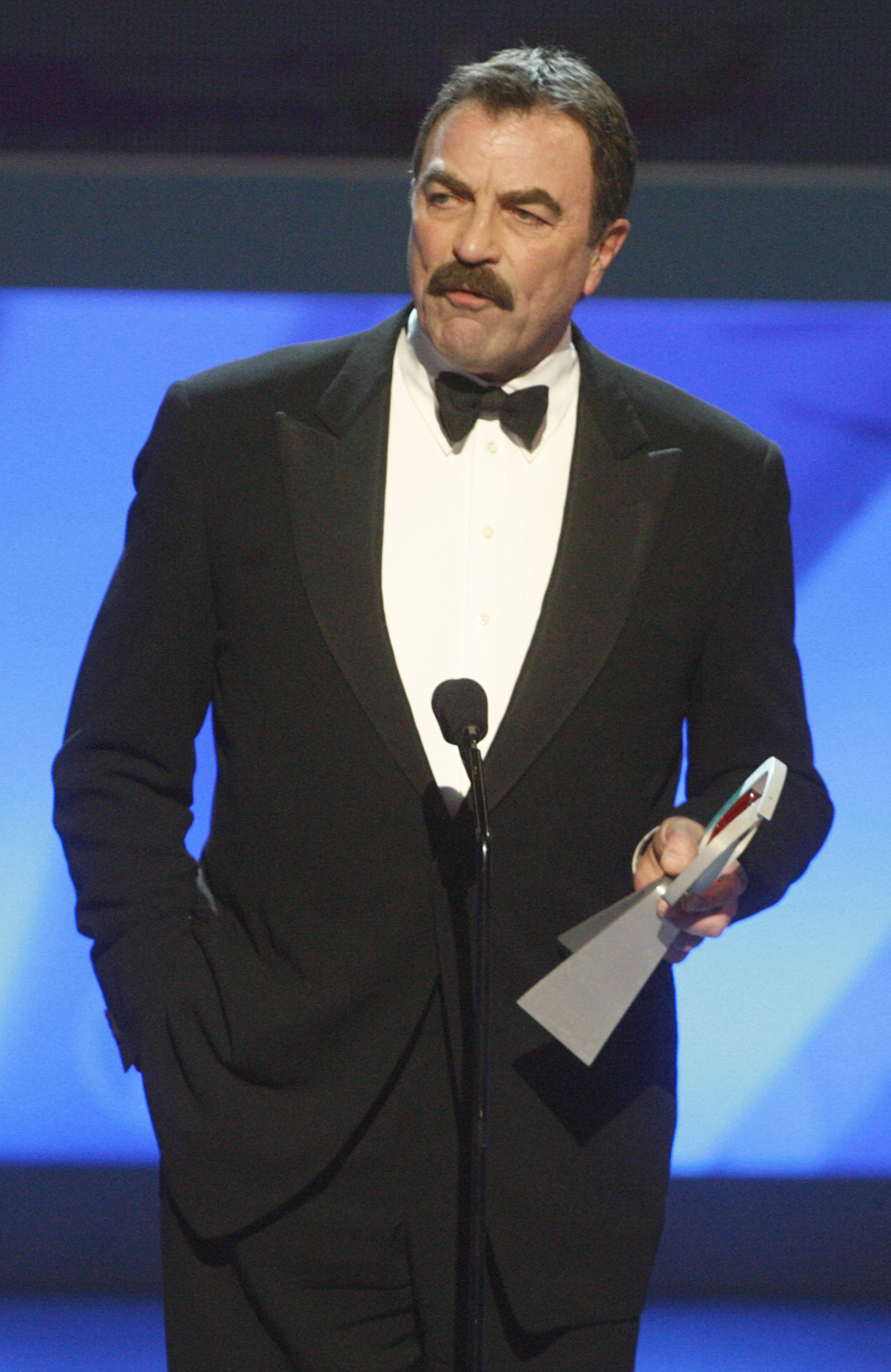 Cast member of "Magnum PI" (L-R) Tom Selleck accepts the Hero award from actor Matthew McConaughey at the taping of the 7th annual TV Land Awards in Los Angeles, California April 19, 2009. The awards show honors classic TV shows and will be telecast April 26 on the TV Land cable channel. REUTERS/Fred Prouser (UNITED STATES ENTERTAINMENT)