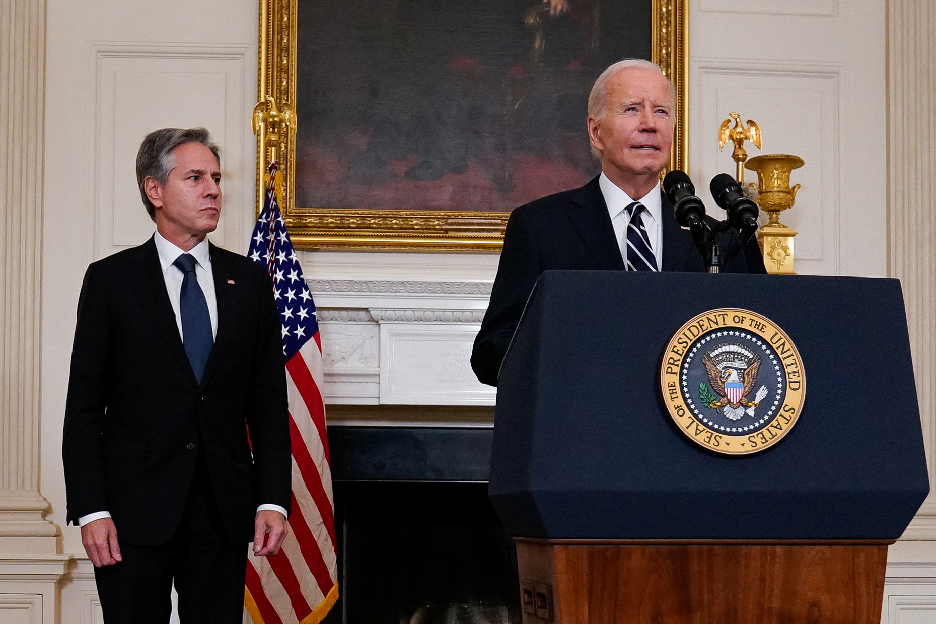 U.S. President Joe Biden, flanked by U.S. Secretary of State Antony Blinken, speaks about the conflict in Israel, after Hamas launched its biggest attack in decades, while making a statement about the crisis, at the White House in Washington, U.S. October 7, 2023. REUTERS/Elizabeth Frantz