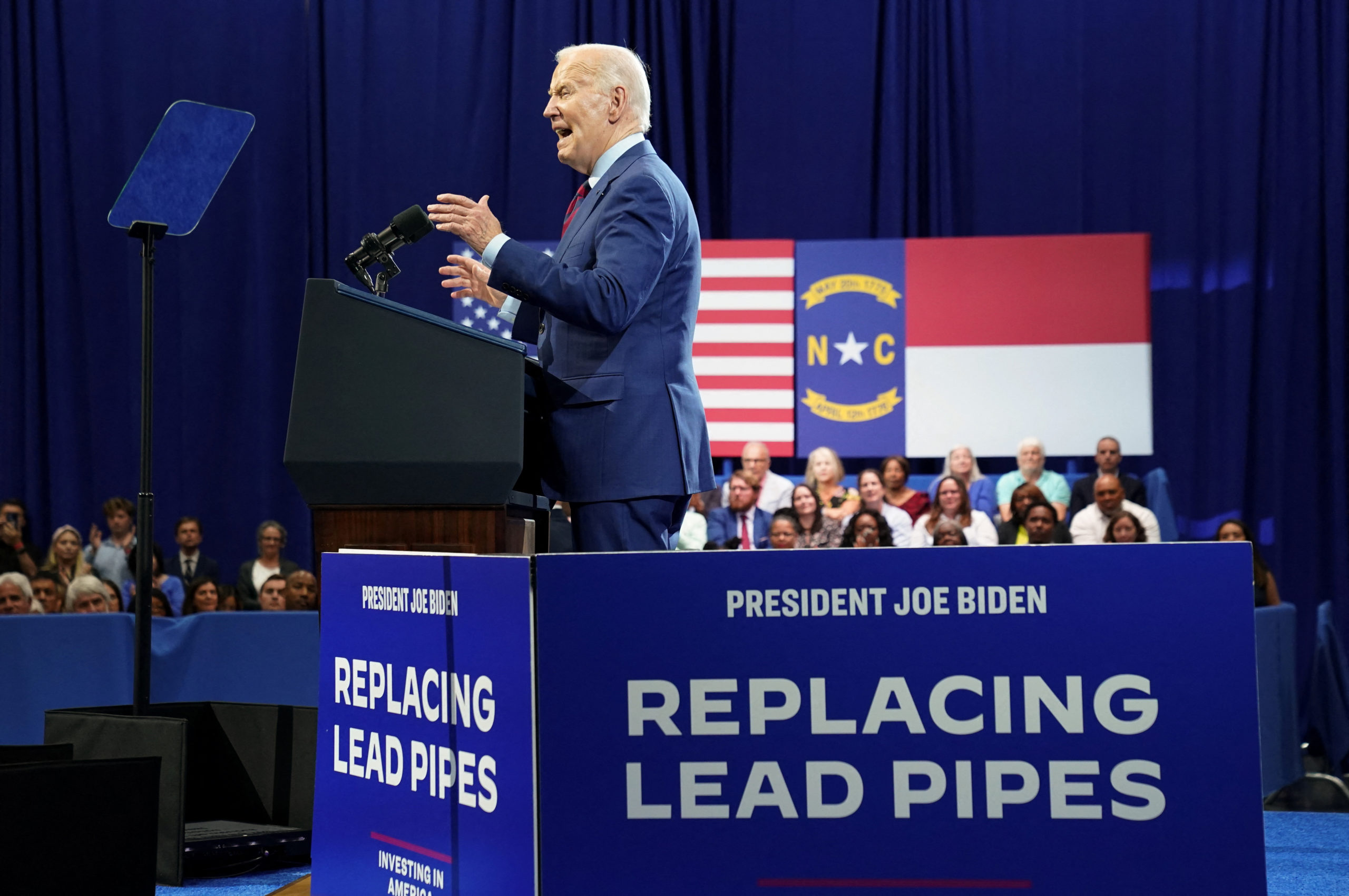 ジョー・バイデン米国大統領は、2024年5月2日、米国ノースカロライナ州ウィルミントンでの選挙イベント中に、米国への投資の議題の一環として、環境衛生と鉛管交換のためのインフラ資金調達について発言する。ロイター/ケビン・ラマルク
