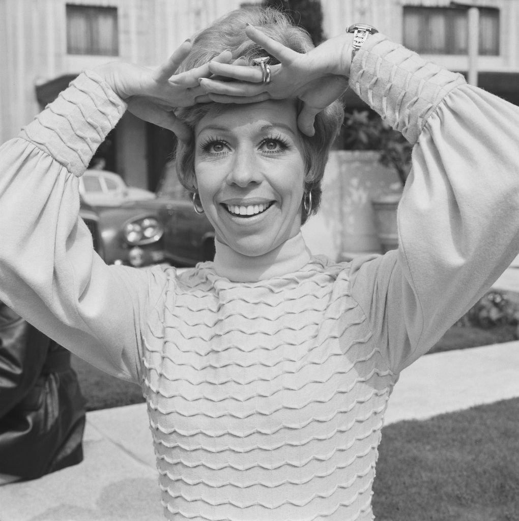 American actress and comedian Carol Burnett stands outside the Dorchester Hotel in London on 14th May 1970. (Photo by Evening Standard/Hulton Archive/Getty Images)