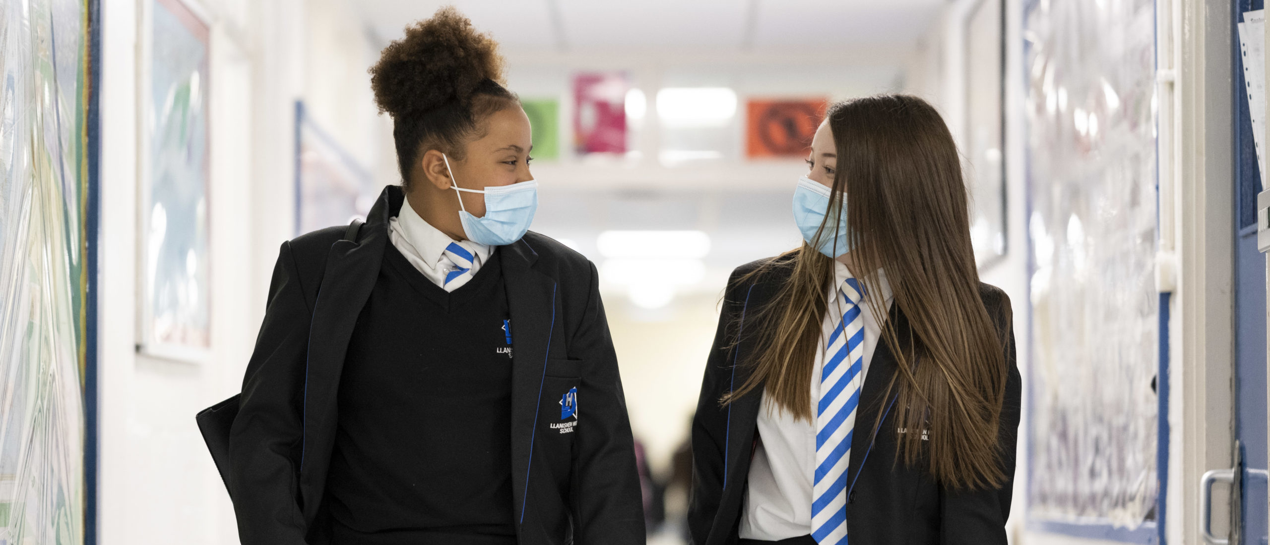 CARDIFF, WALES - SEPTEMBER 20: Children wearing face masks walk down a corridor at Llanishen High School on September 20, 2021 in Cardiff, Wales. All children aged 12 to 15 across the UK will be offered a dose of the Pfizer-BioNTech Covid-19 vaccine. Parental consent will be sought for the schools-based vaccination programme. (Photo by Matthew Horwood/Getty Images)