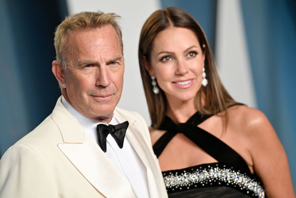 BEVERLY HILLS, CALIFORNIA - MARCH 27: (L-R) Kevin Costner and Christine Baumgartner attend the 2022 Vanity Fair Oscar Party hosted by Radhika Jones at Wallis Annenberg Center for the Performing Arts on March 27, 2022 in Beverly Hills, California. (Photo by Lionel Hahn/Getty Images)